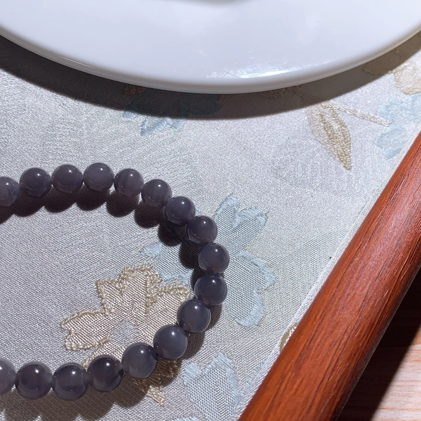 和田玉紫罗兰圆珠手串。单颗尺寸8！玉质细腻油润。手推出油。佩戴高端典雅。lt251209