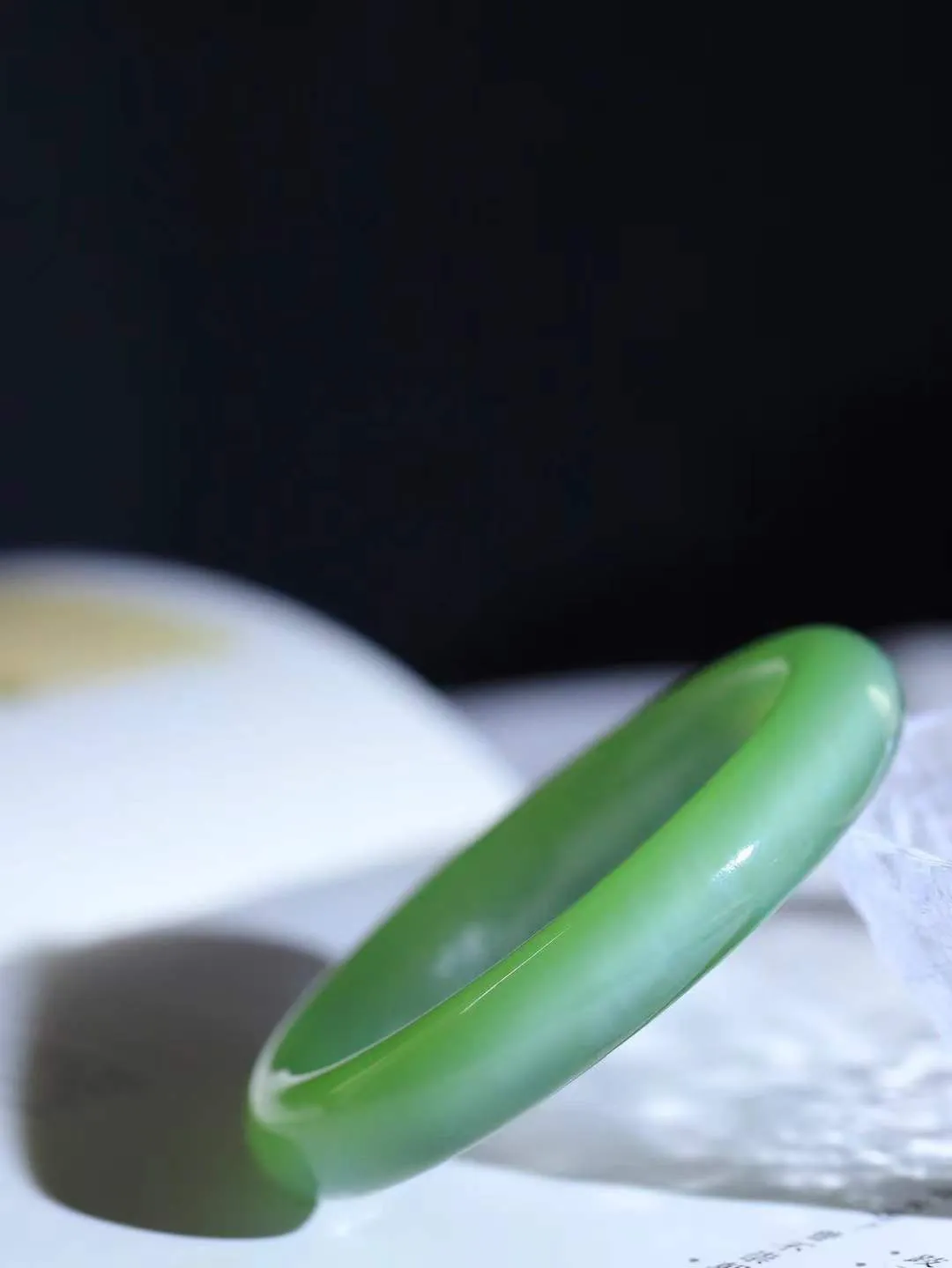 【碧波流转·手镯】

典藏级臻品️和田玉碧玉猫眼手镯，玉质细腻温润，手感舒适，️线条流畅，简约大气，美自天成，佩戴于腕间，婉约之美，举手投足间透出那份低调奢华，醉人心扉。
重55.2克 内径圈口56.5mm尺寸12.2-9.1mm  FDA-13120208