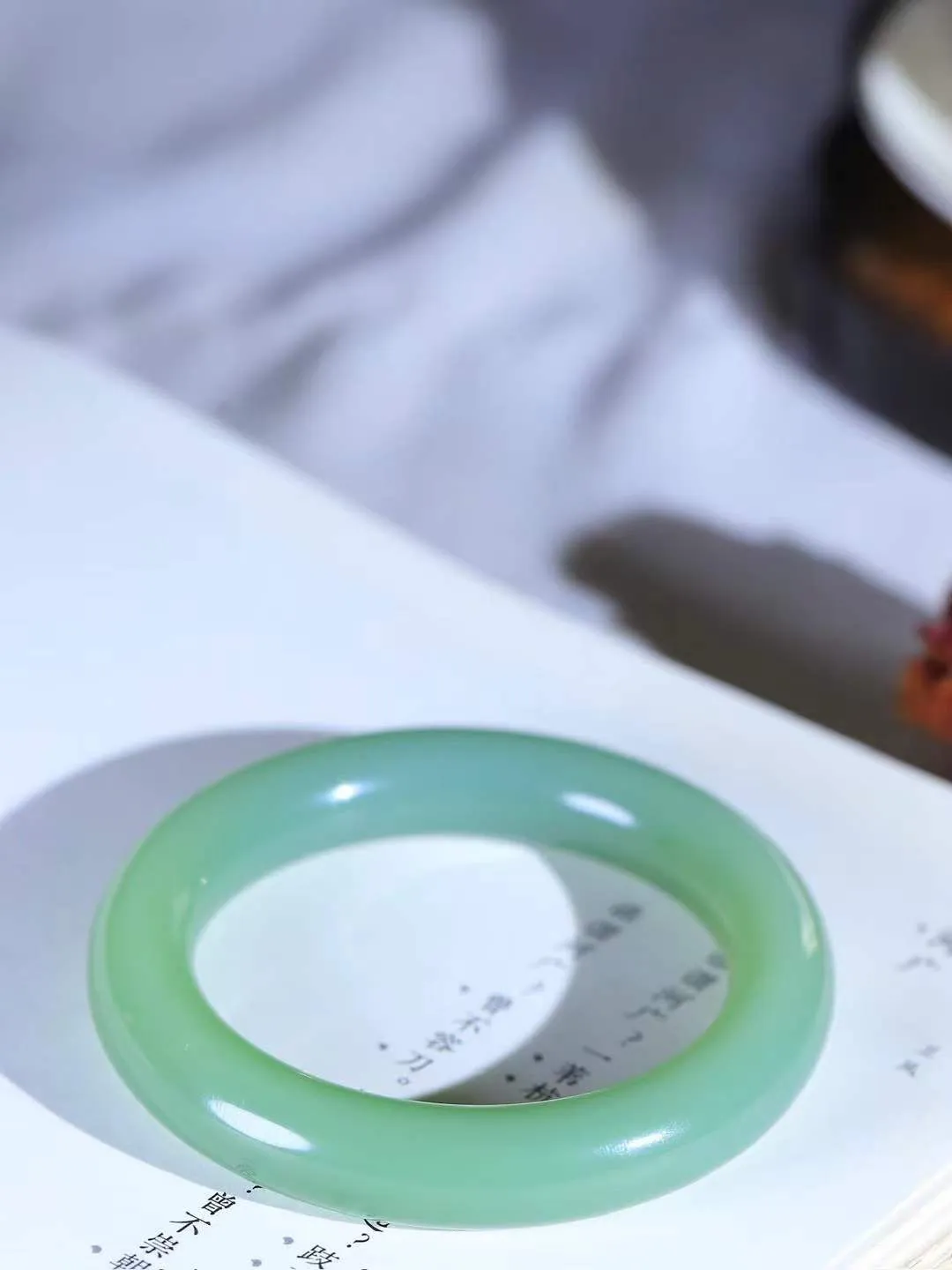 【悠悠芳华.镯】

典藏级臻品和田玉碧玉手镯 玉质温润 青葱岁月，尽收腕中，婉转流畅，凝岁月悠长