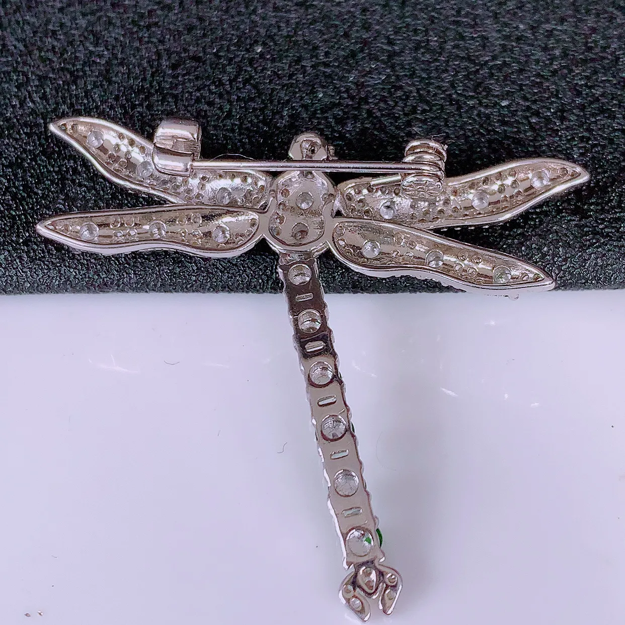 冰透满绿翡翠925银镶嵌蜻蜓胸针，自然光实拍，翠色灵动，颜色漂亮，种老水足，品相佳，佩戴佳品！#97.9整体45.5*39-9.5裸石2*2