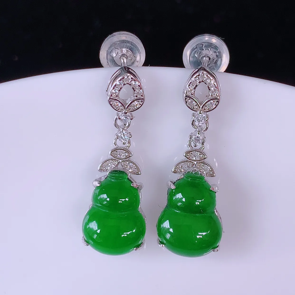 冰透满绿翡翠925银镶嵌葫芦耳坠，自然光实拍，翠色灵动，颜色漂亮，种老水足，品相佳，佩戴佳品！#97.9整体23*8*5裸石9.5*8
