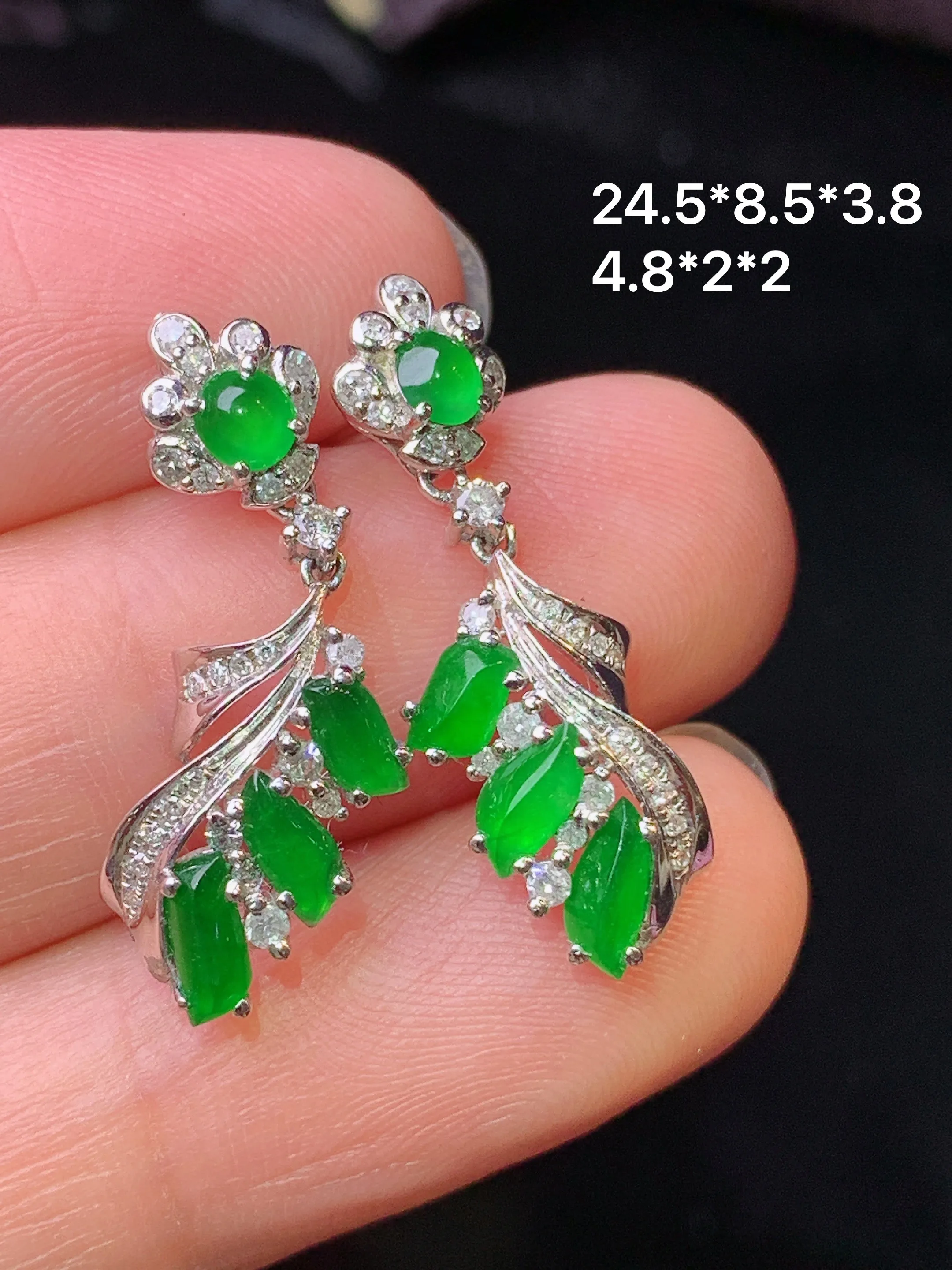 18k金钻镶嵌满绿随形吊坠 玉质细腻 水润亮眼 色泽艳丽 整体尺寸24.5*8.5*3.8