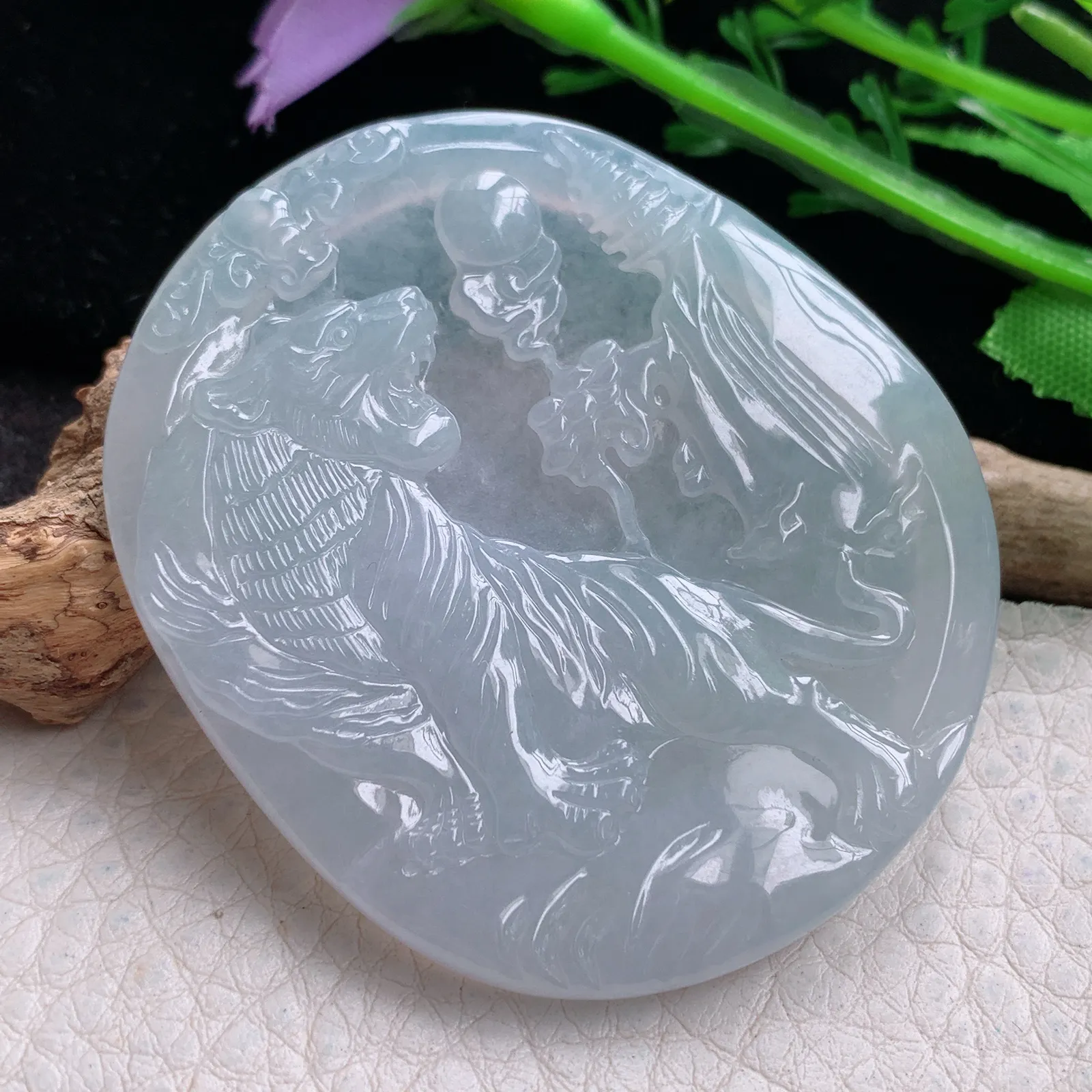 yn实拍54*47*4.8缅甸翡翠a货精雕白月光上山虎 生肖虎玉吊坠 玉挂件