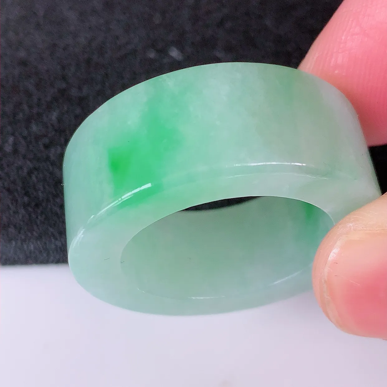 自然光实拍，22.2mm内径冰飘绿翡翠扳指，冰润指环，玉扳指，戒指，财源滚滚，玉质细腻起胶，28圈口，种水好！#05.9尺寸22.2*12*5.2