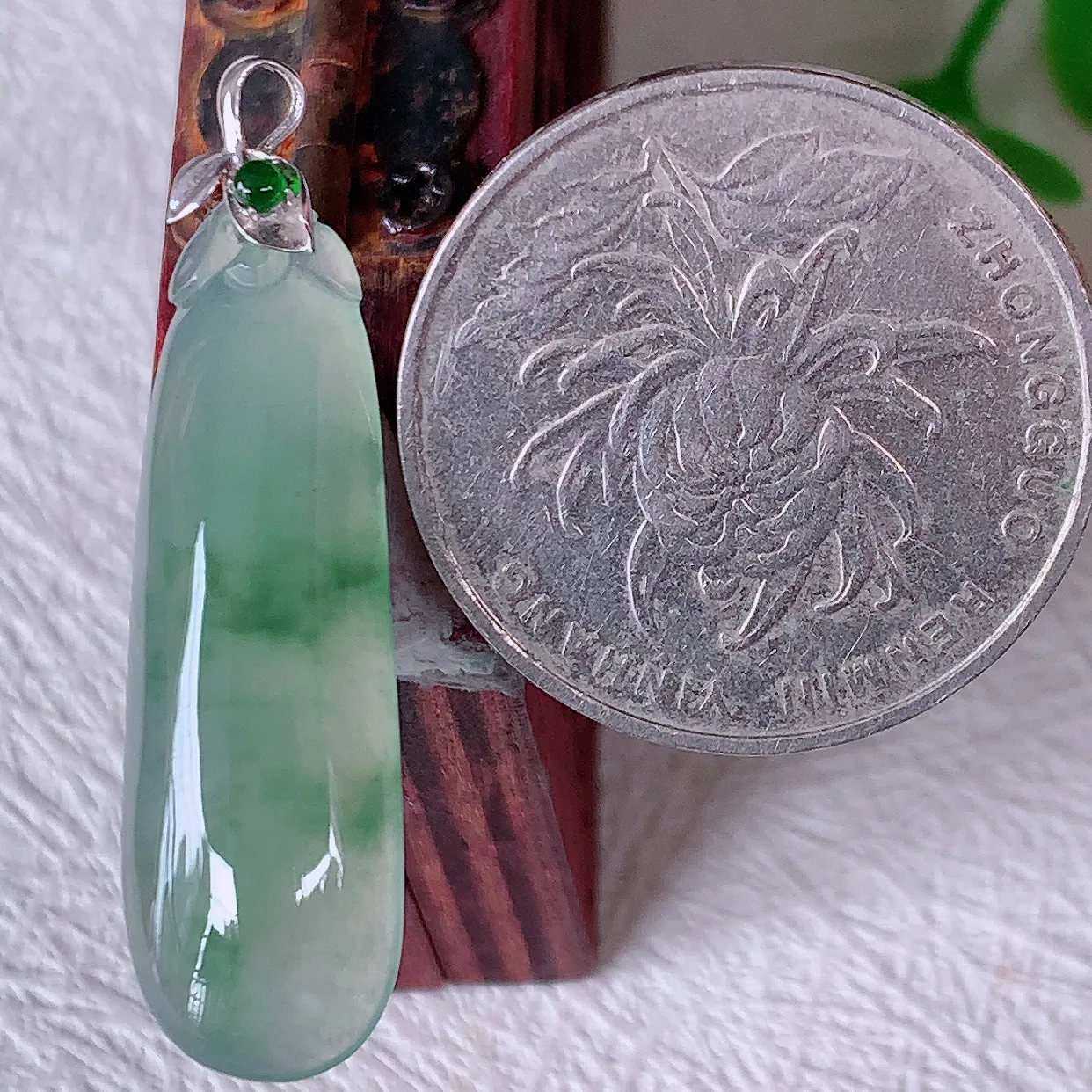 18K金镶嵌冰种飘花翡翠招财福瓜吊坠，精美饱满福瓜，种水足，形态圆润饱满，福相十足 ！#12.9