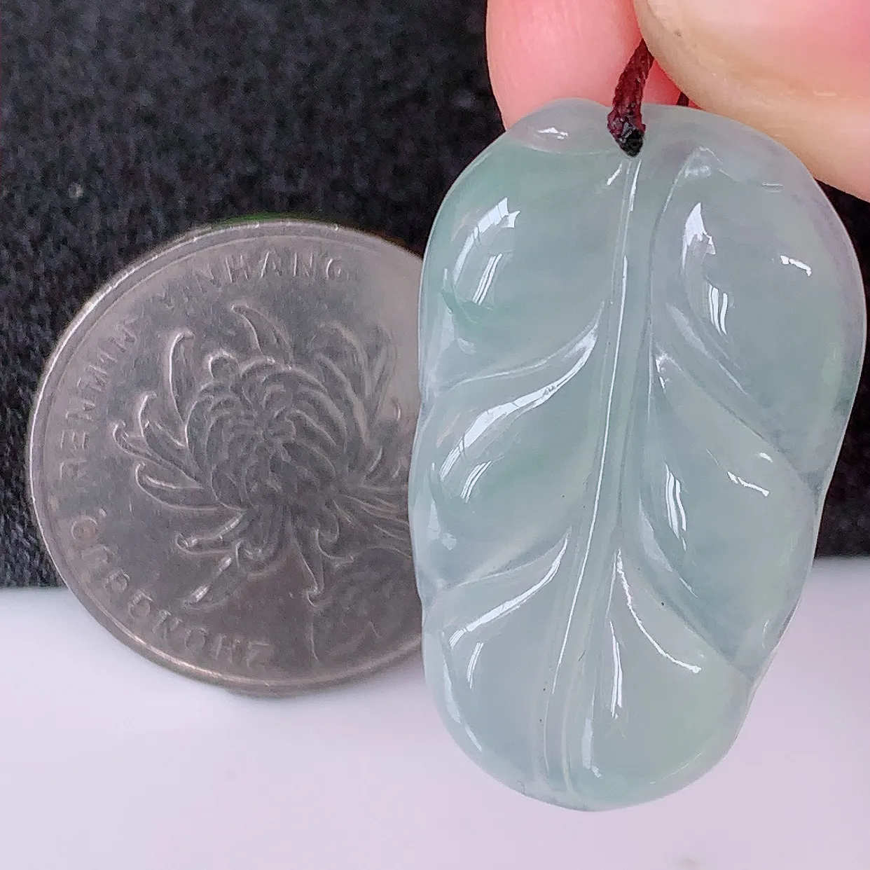 自然光实拍，冰种翡翠叶子吊坠 ，种水足，色泽清新，工艺精湛，叶子寓意美好；金枝玉叶，事业有成。#57.9