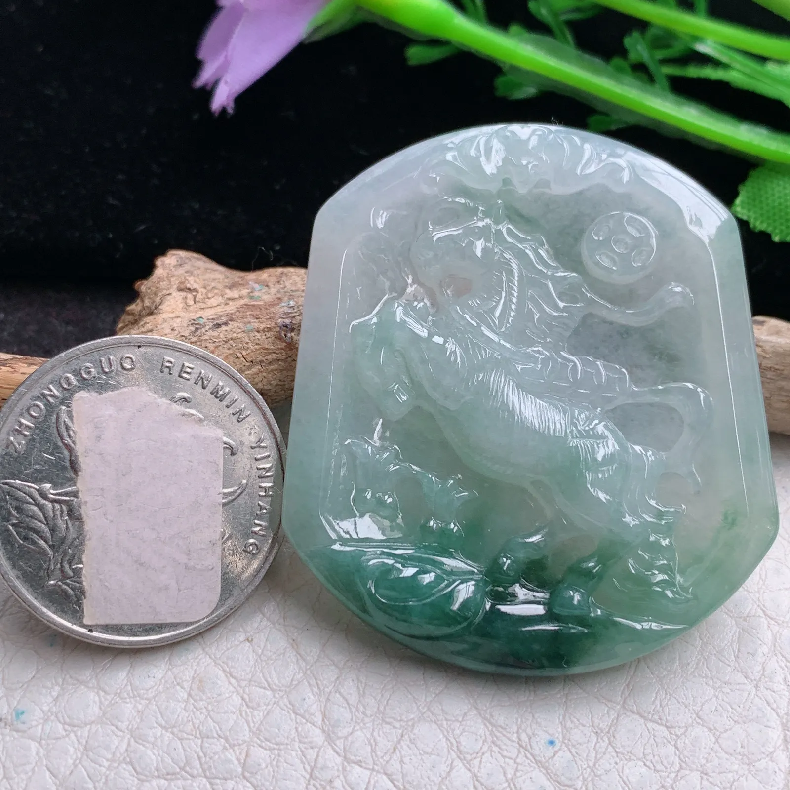 yn实拍46.5*40*5.2缅甸翡翠a货精雕飘蓝花飞马 马上有钱玉吊坠 玉挂件