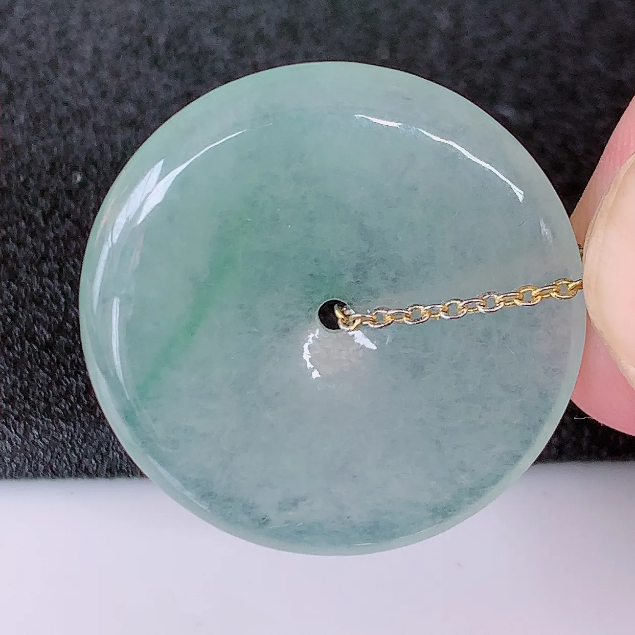 自然光实拍，冰种飘花翡翠平安扣吊坠，玉扣，平安是福；很美的料子，平安扣佩戴优雅迷人！#57.9