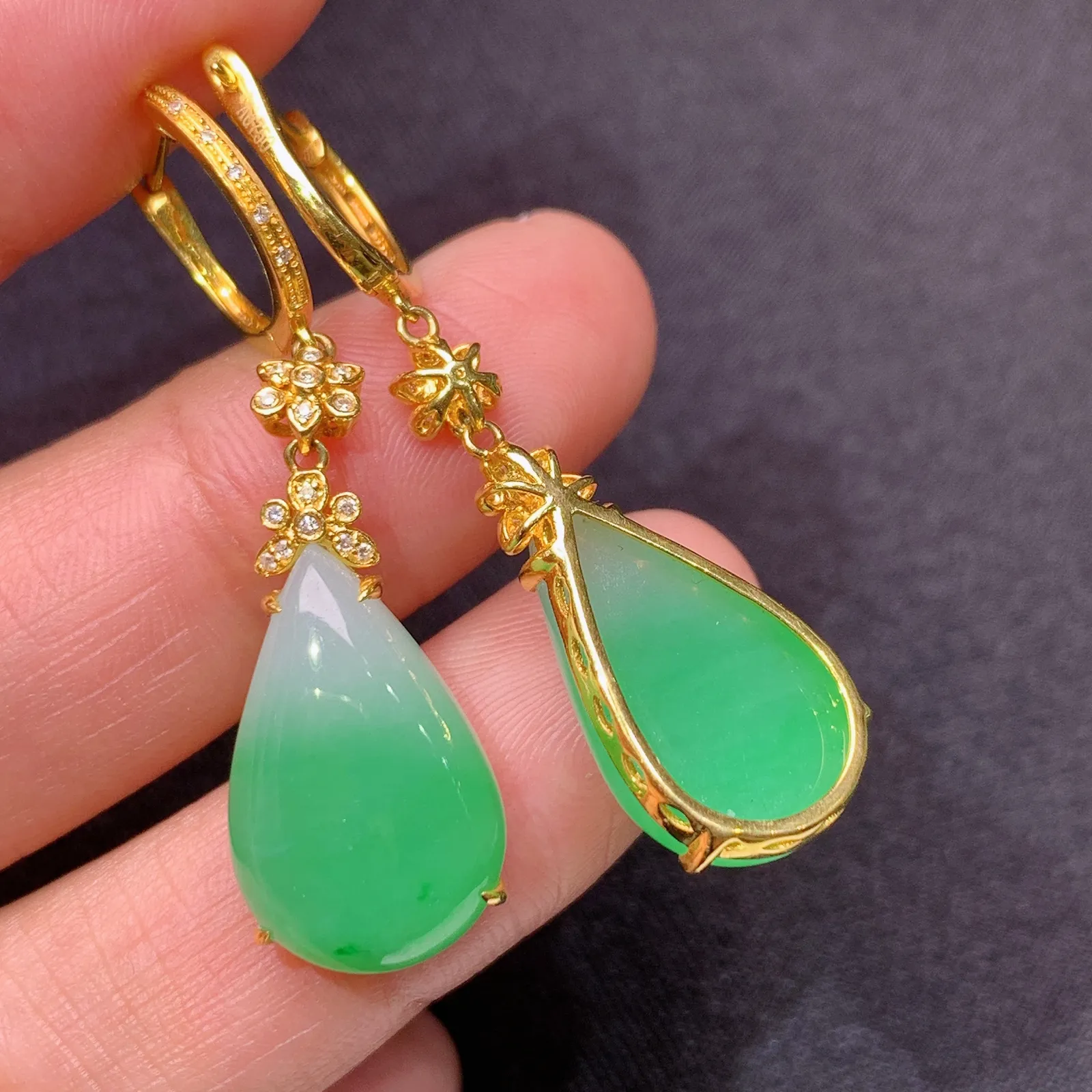 翠绿水滴耳坠，18k金镶嵌，简约时尚，冰润色阳，种水足 尺寸17.9*10.8*4.2