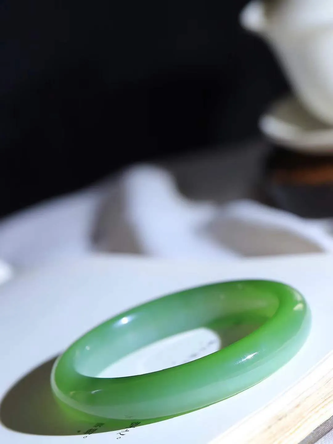 【碧波流转·手镯】

典藏级臻品️和田玉碧玉猫眼手镯，玉质细腻温润，手感舒适，️线条流畅，简约大气，美自天成，佩戴于腕间，婉约之美，举手投足间透出那份低调奢华，醉人心扉。
重55.2克 内径圈口56.5mm尺寸12.2-9.1mm  FDA-13120208