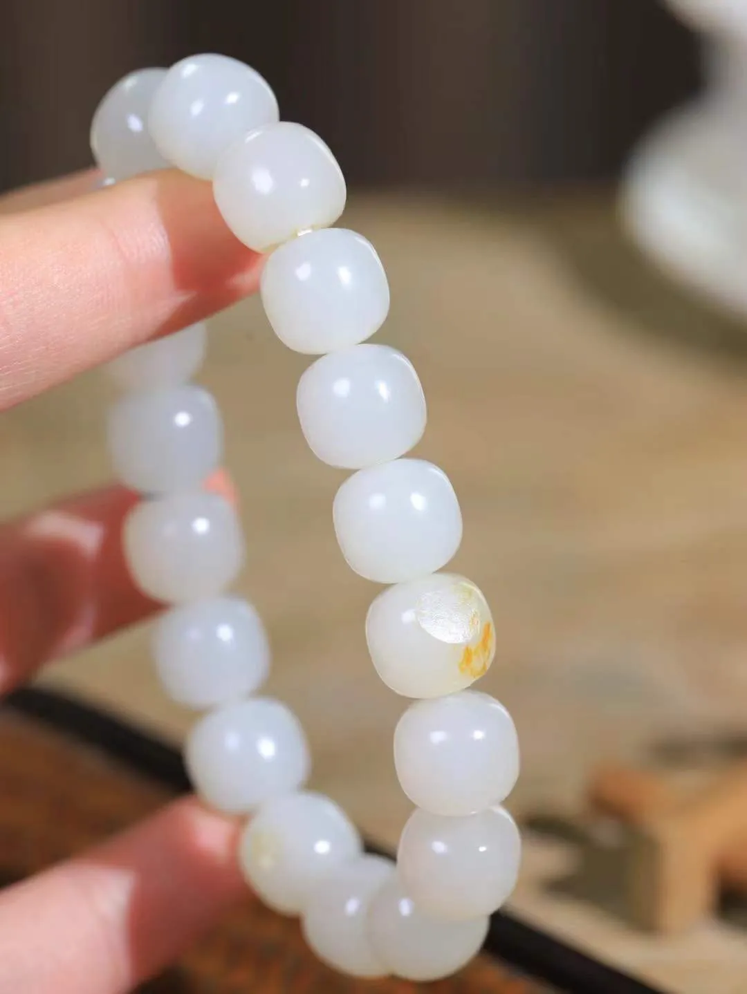 （老型珠.手串）

新疆和田籽料老型珠手串，玉质细腻油润 饱满光滑 质朴无华，悠远简单，人心境界远，百世修炼深，心灵常驻善意持，觉悟人生百世修。重50.96克    尺寸取一11.3-12mm    10120900A