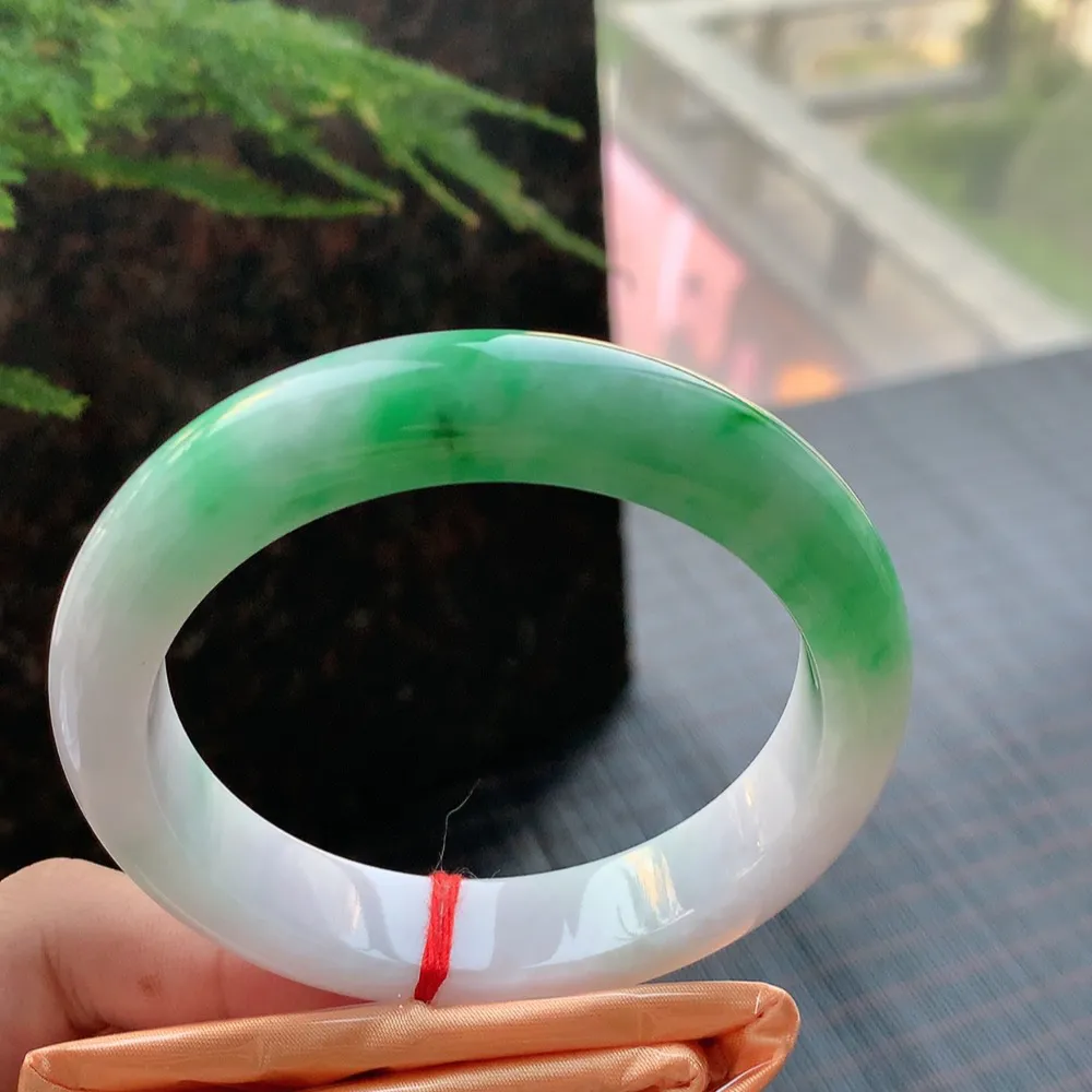 正圈一大节阳绿 无瑕 尺寸:58.3/12.8/9.1 色阳