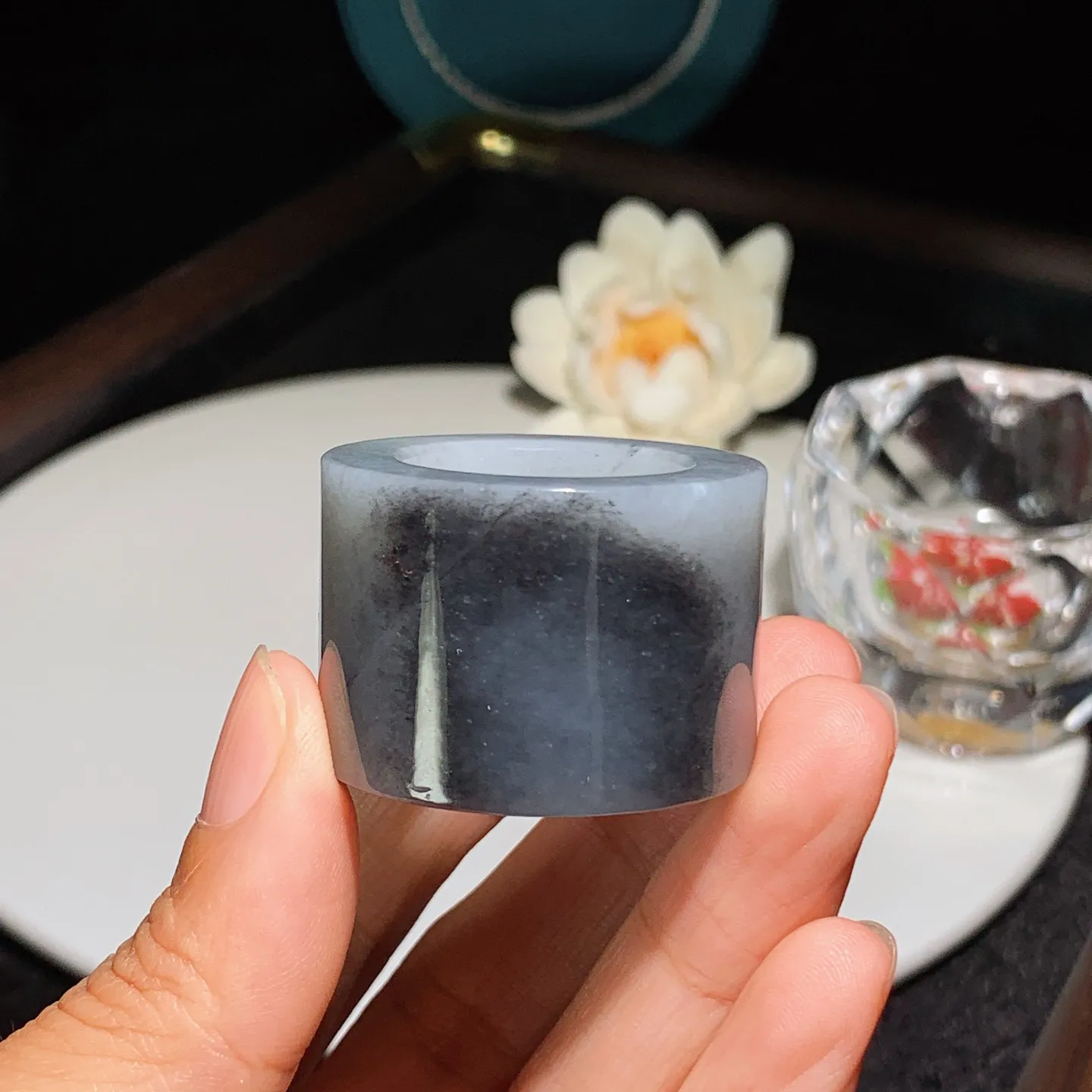 新疆和田玉籽料青花扳指。内径23尺寸25/7重42.5克。玉质细腻油润。手推出油。佩戴高端典雅。lt251209