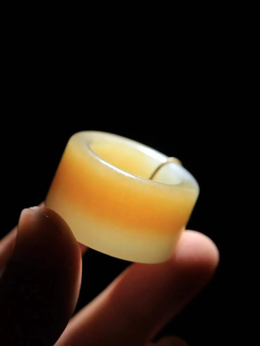 【古韵·扳指】

精品和田玉糖白玉扳指，玉质温润，油润感十足， 整器古韵生辉。优雅高贵。运筹帷幄于掌中，决胜于千里之外。
重30克 内径圈口22mm  尺寸20.2-6.2mm  FDT-59120229