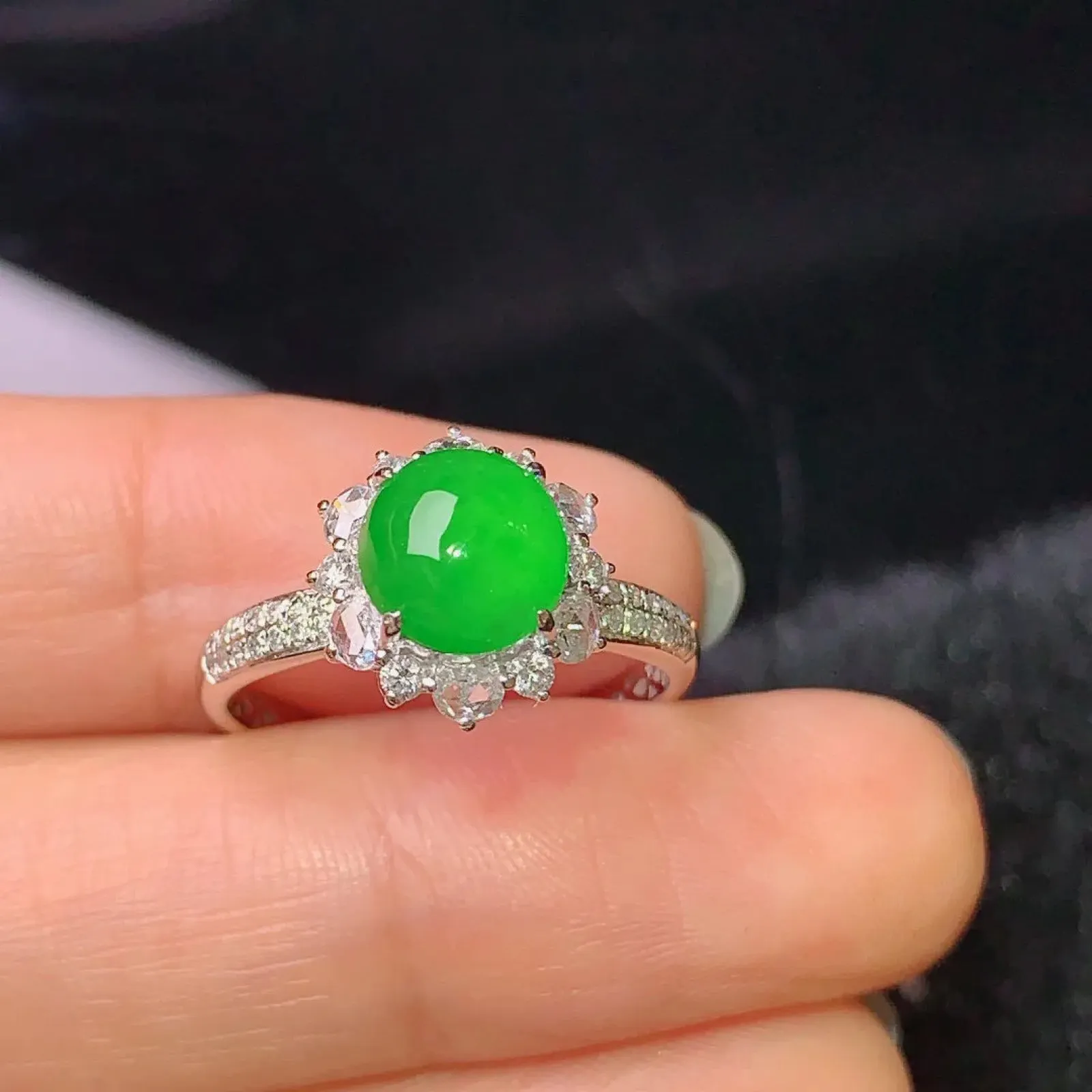 18k金钻镶嵌满绿蛋面戒指 玉质细腻 色泽艳丽  圈口14整体尺寸11.6*11*8.6 裸石7.5