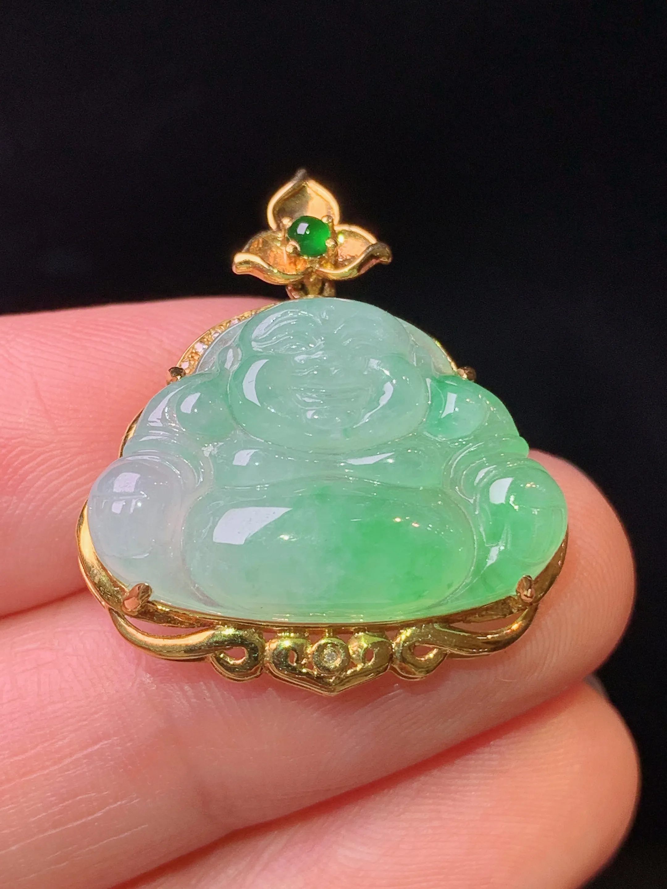 18k金镶嵌翠绿佛公吊坠 玉质细腻 水润亮眼 色泽艳丽 整体尺寸26.2*23*7.3