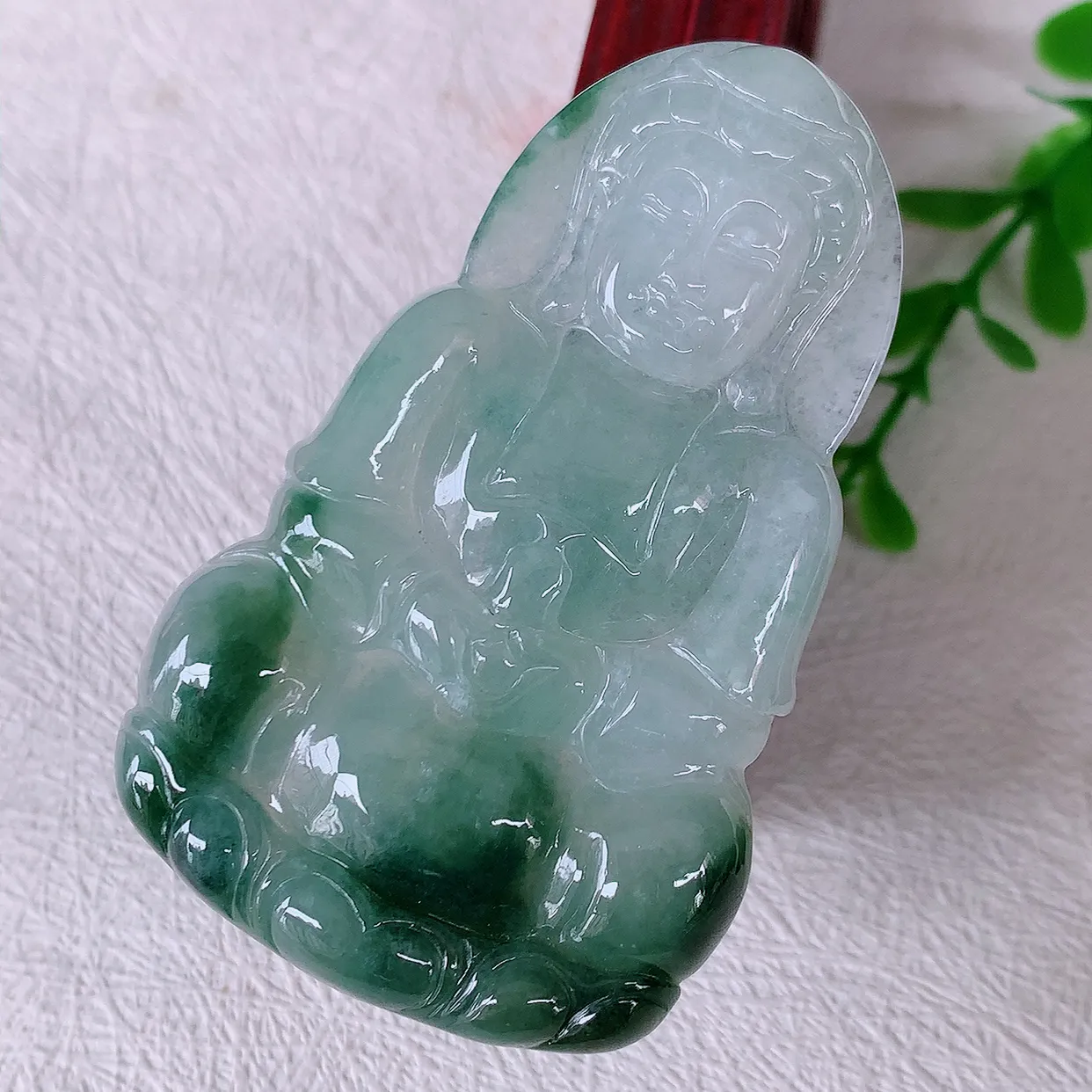 自然光实拍，大件冰飘花翡翠观音菩萨吊坠，赐福观音，玉润通透，慈祥端庄！#46.9