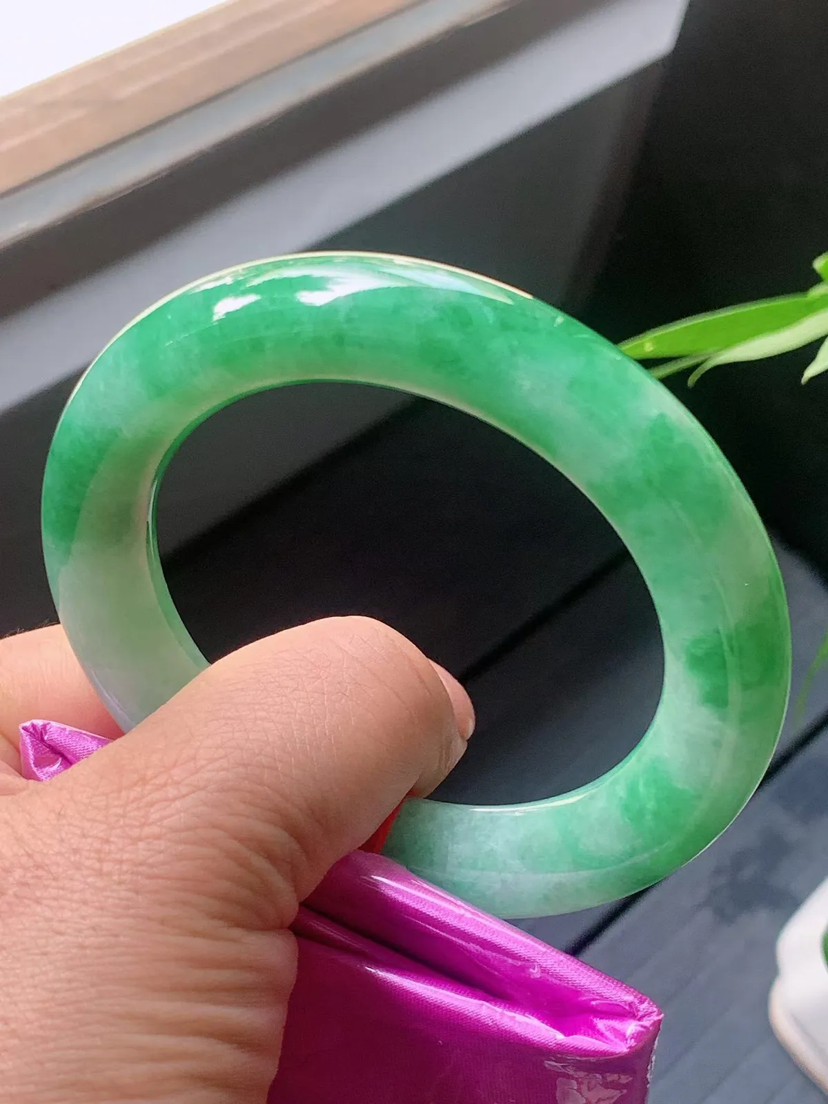 【翡翠名称】老种冰飘绿花55.8圈口圆条手镯
【翡翠尺寸】55.8/12/11.8mm适合56-58正圈口佩戴
【翡翠描述】宝贝种老水足，玉质细腻，色泽靓丽，性价比高，佩戴效果好！
【其它赠送】权威证书/精美挂绳盒子/支持全国复检