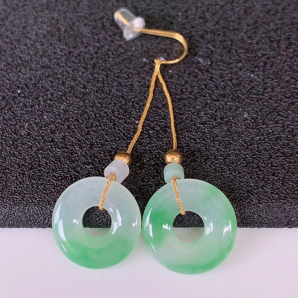 18k金镶嵌冰种飘绿翡翠平安扣耳坠，沁人心脾，耳坠佩戴效果大气出众，尽显气质。种水好，胶感足，颜相当漂亮，高性价比，值得入手品鉴！#41.9整体46裸石14*2.5