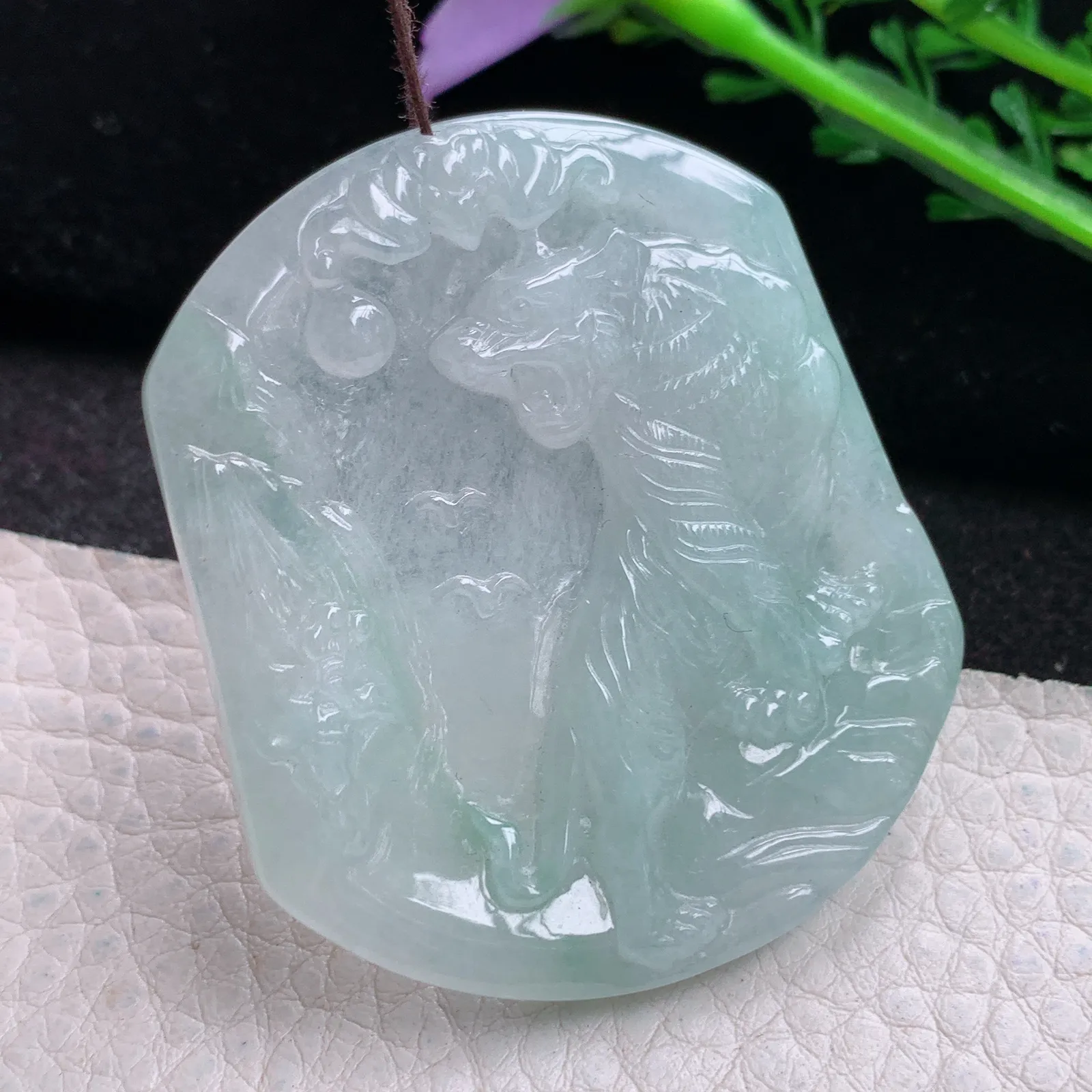 yn实拍50*43.5*5.5缅甸翡翠a货精雕飘绿花上山虎 生肖虎玉吊坠 玉挂件