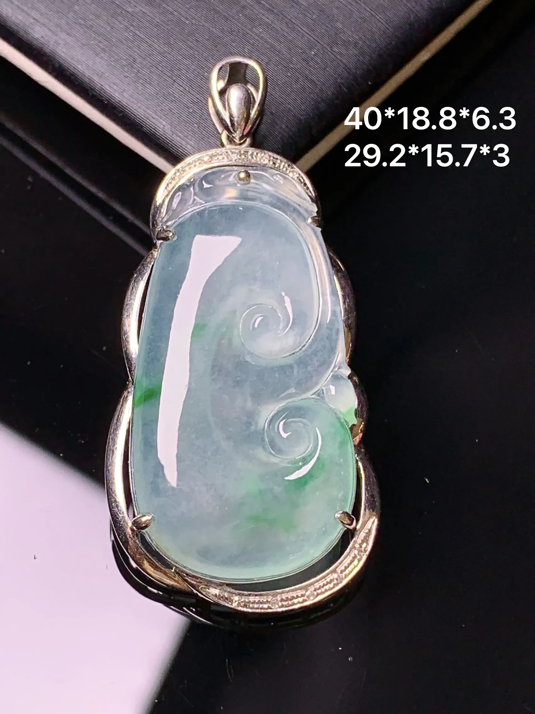 18k金钻镶嵌冰种如意吊坠 玉质细腻 水润亮眼 色泽艳丽 整体尺寸40*18.8*6.3