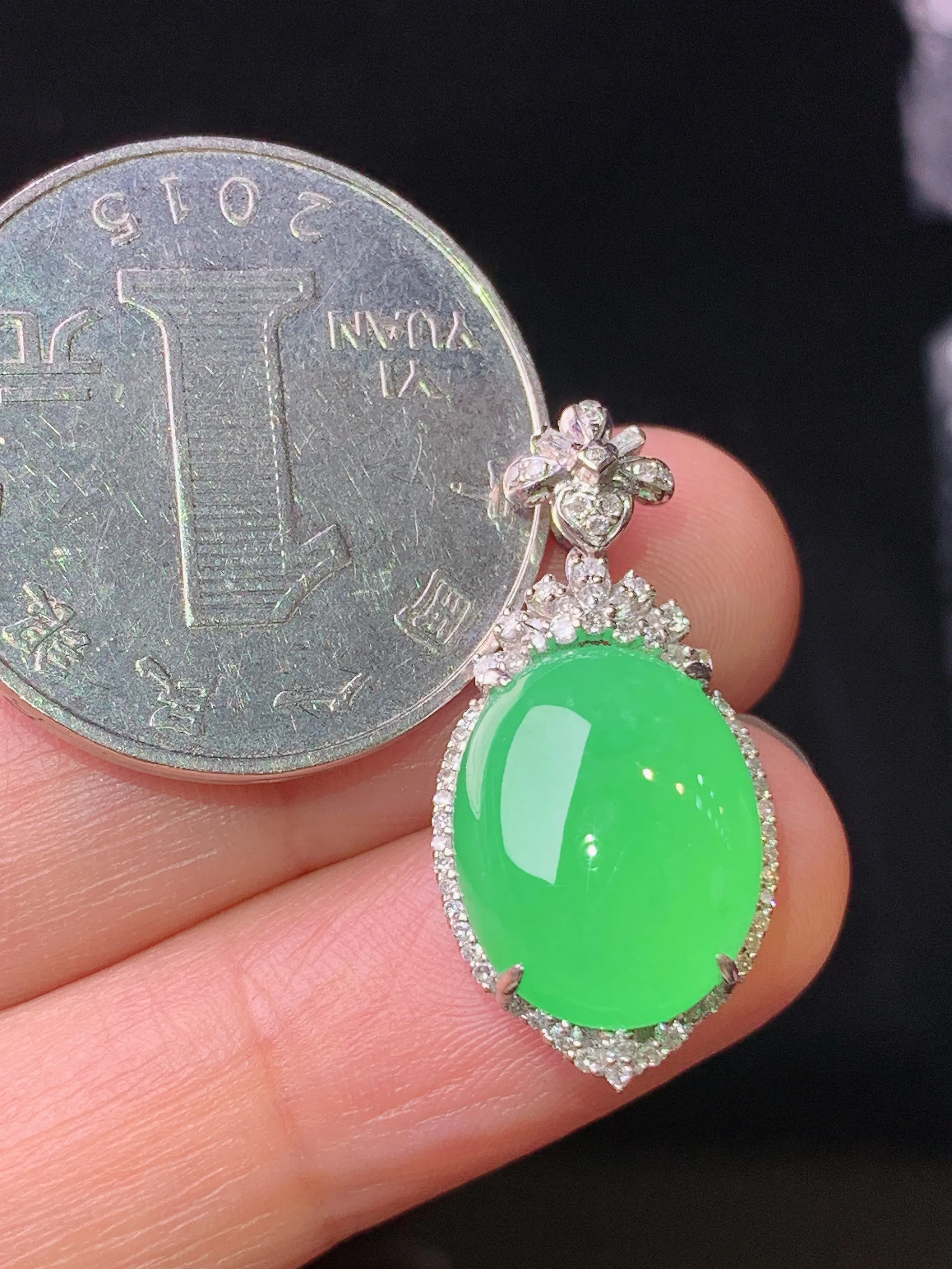18k金钻镶嵌翠绿蛋面吊坠 玉质细腻 水润亮眼 色泽艳丽 整体尺寸26*12.5*7.5