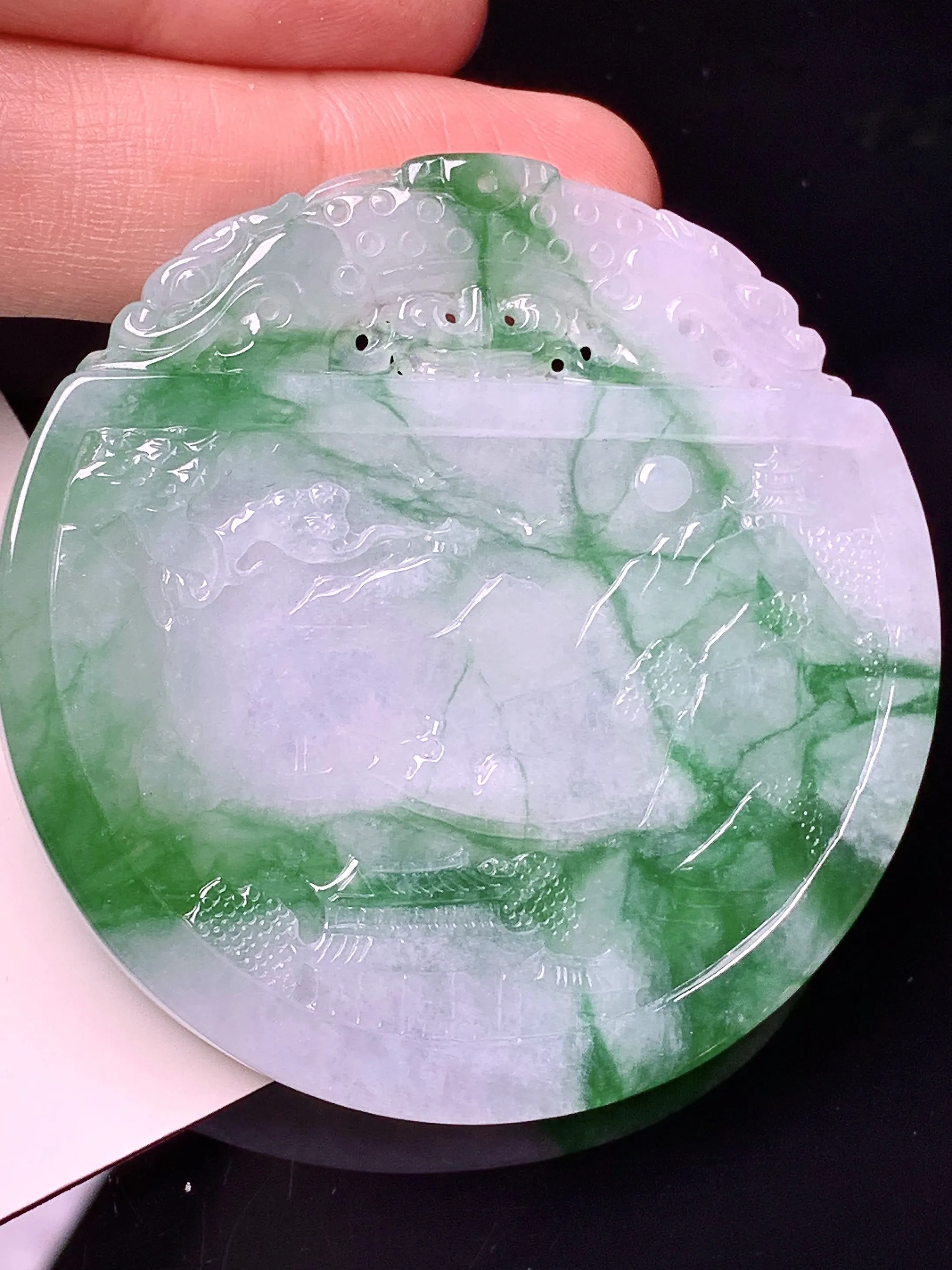 飘绿山水牌吊坠 玉质细腻 水润亮眼 色泽艳丽 整体尺寸54*5