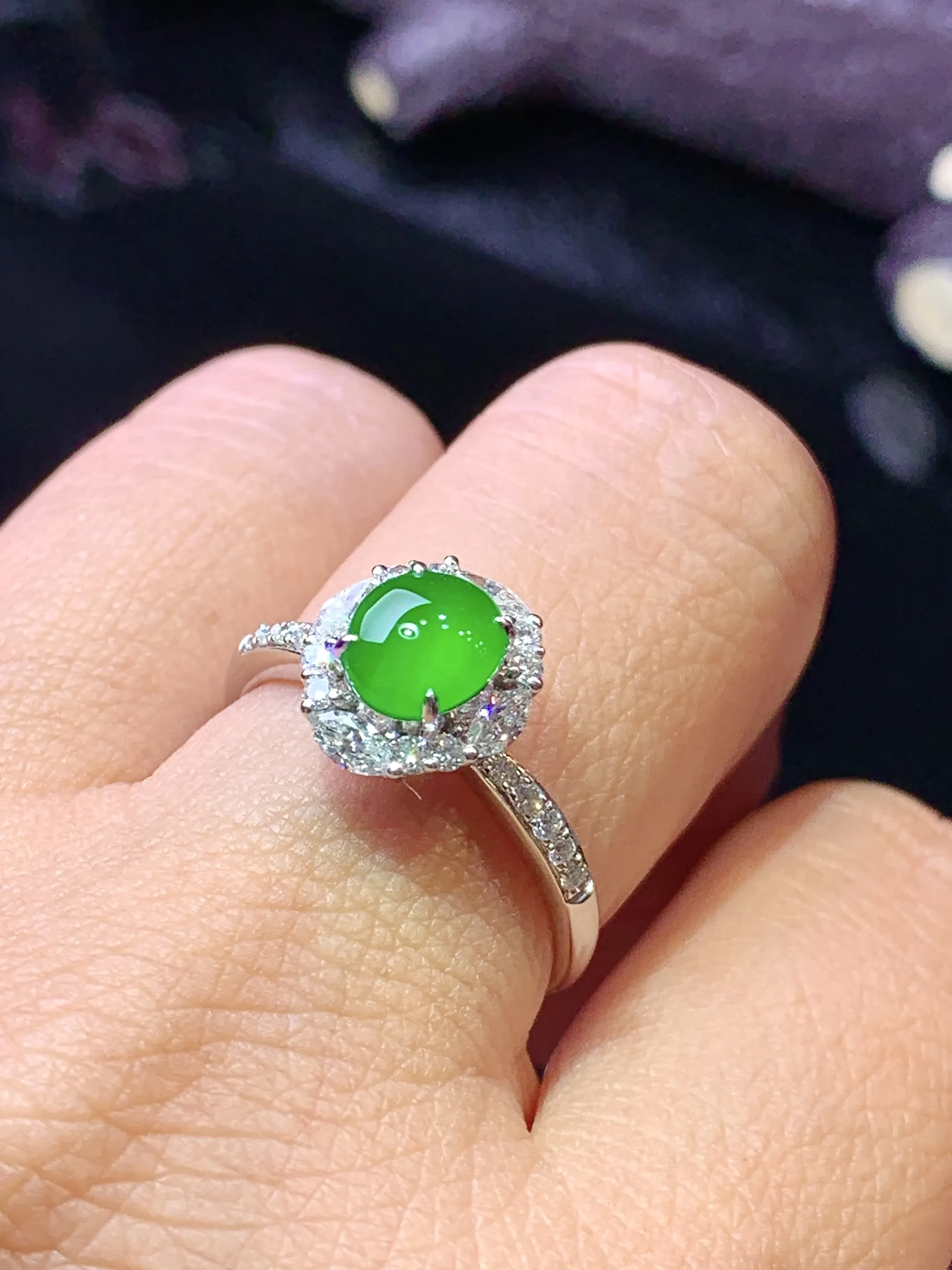 18k金钻镶嵌满绿蛋面戒指 玉质细腻 水润亮眼 色泽艳丽 圈口13.5 整体尺寸10.5*9.3*8