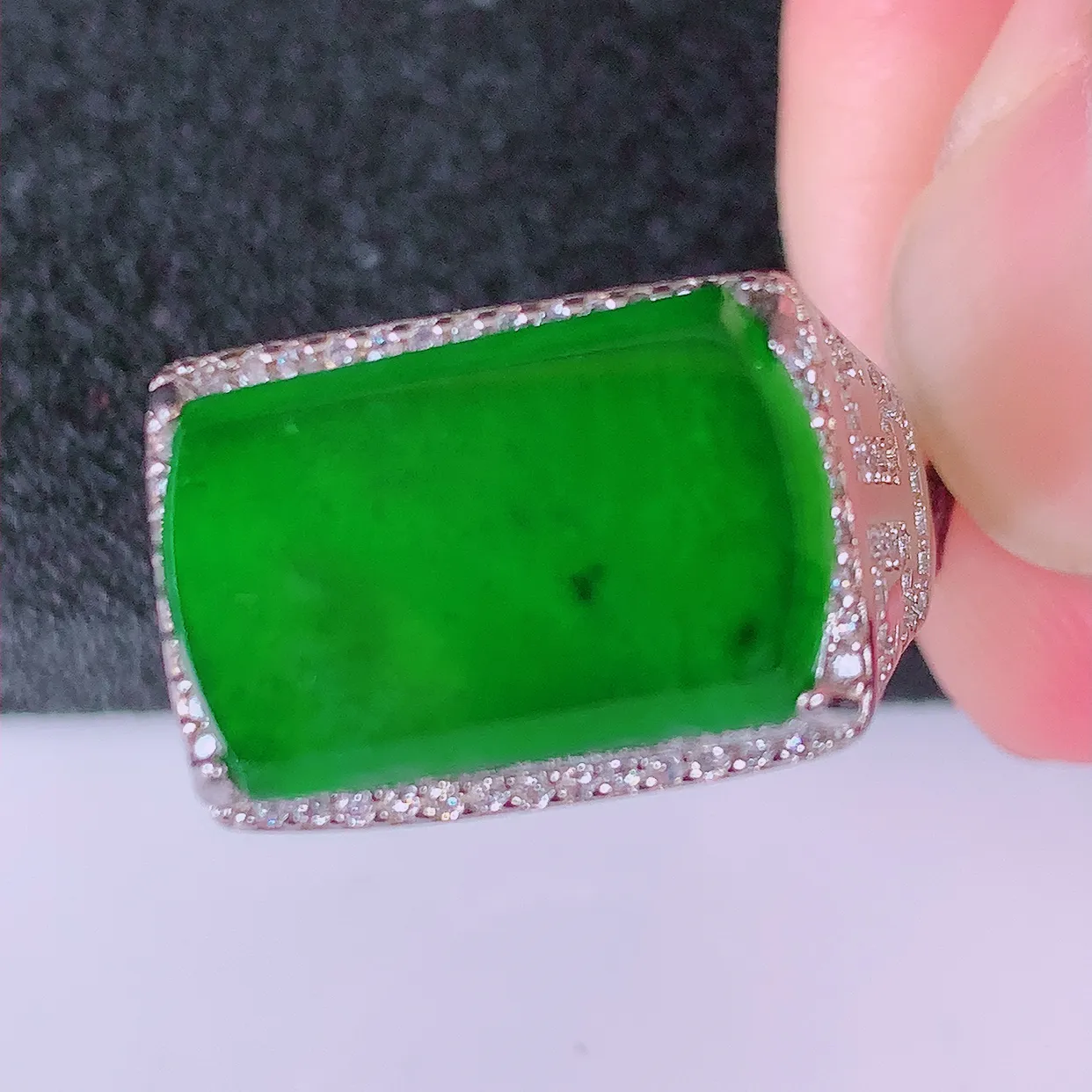 冰透满绿翡翠925银镶嵌马鞍戒面，自然光实拍，翠色灵动，颜色漂亮，种老水足，品相佳，佩戴佳品！#97.9（圈口可调大小）整体26.5*18.5*5.5裸石16.8*10.8