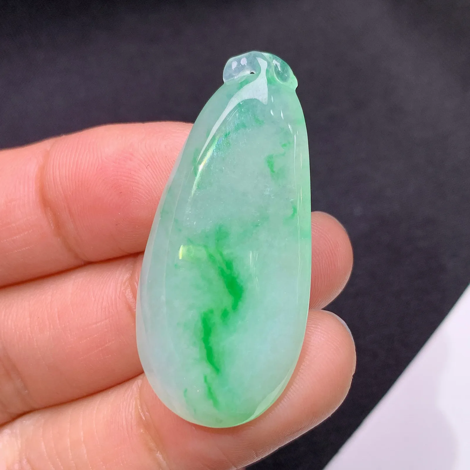 冰飘绿福瓜，冰润色阳，玉质细腻，种水足 尺寸37.8*17.6*6