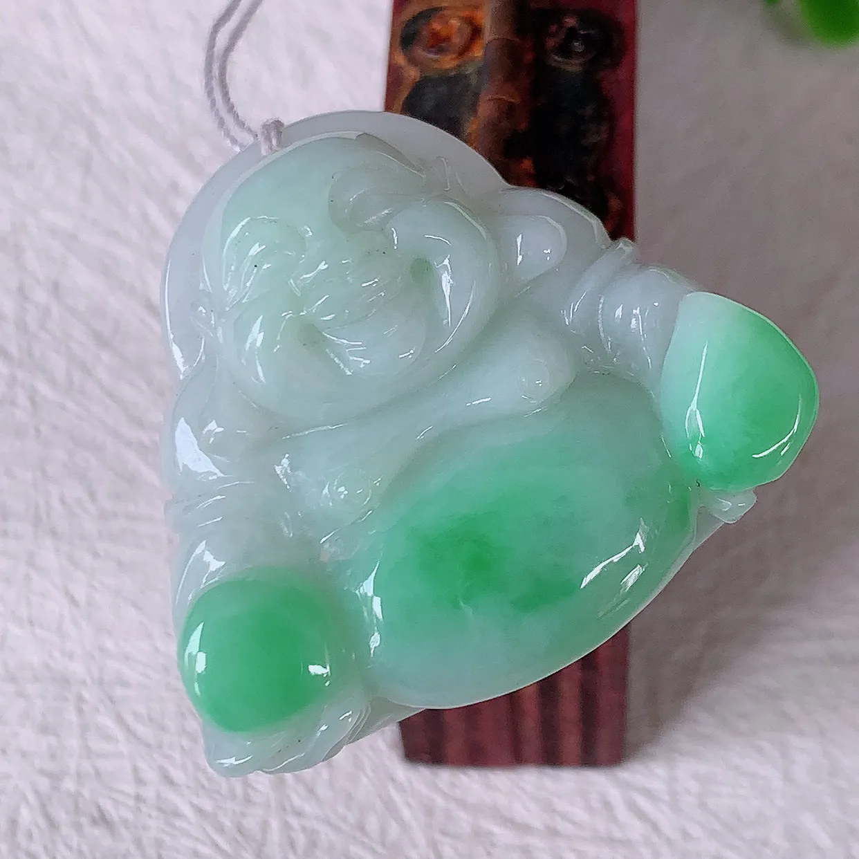 自然光实拍，冰润飘绿翡翠佛公吊坠，开心笑佛，种老水足，颜色漂亮，立体饱满圆润，佩戴效果赞#46.9