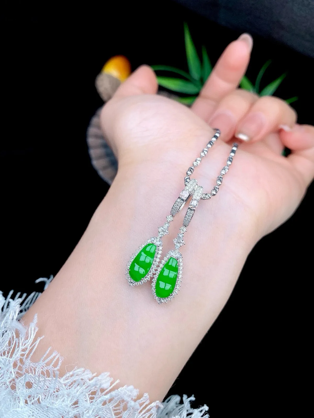 【冰种满绿福豆耳坠】种水上乘，阳绿色泽，纯净通透，收藏品质，18k金钻豪华镶嵌，裸石尺寸11.3*5.1*2.6毫米