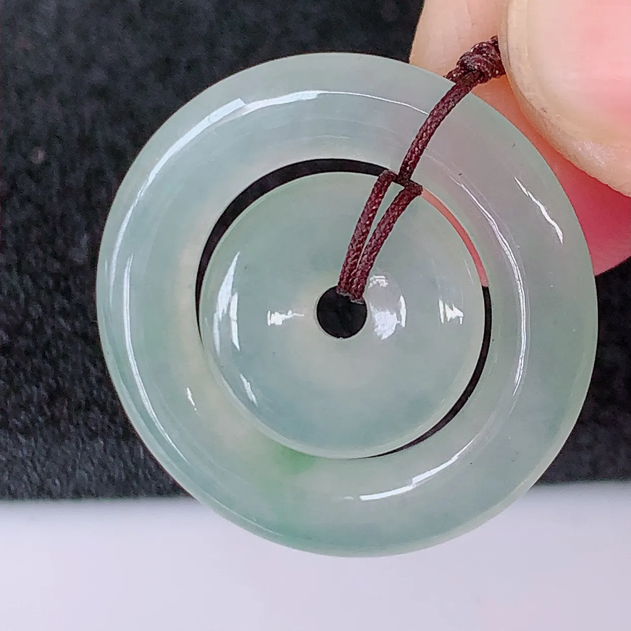 自然光实拍，冰种飘花翡翠平安母子扣吊坠，翠色灵动，种老水足，寓意好，品相佳，佩戴佳品！#57.9