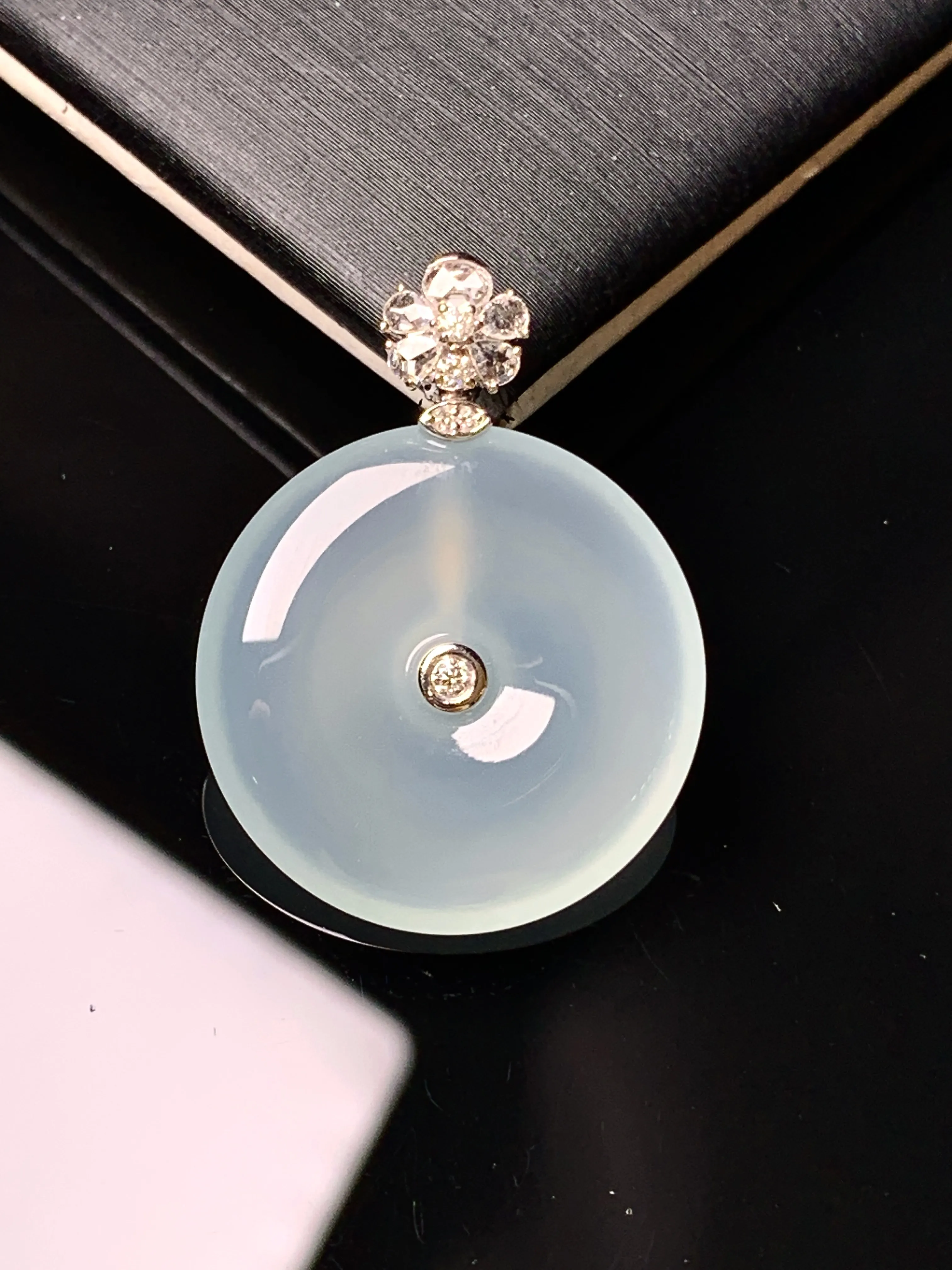 18k金钻镶嵌冰种平安扣吊坠 玉质细腻 水润亮眼 色泽艳丽 整体尺寸27.8*21*3.8