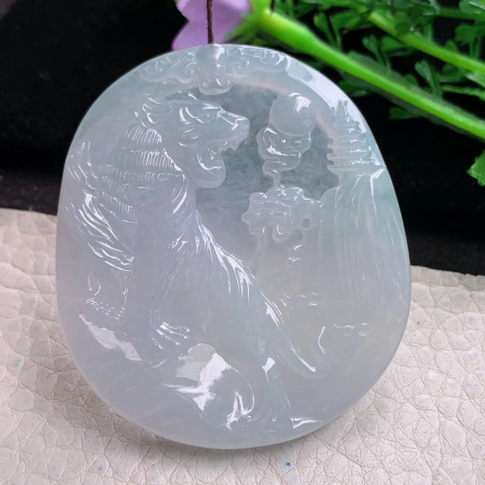 yn实拍54*47*4.8缅甸翡翠a货精雕白月光上山虎 生肖虎玉吊坠 玉挂件