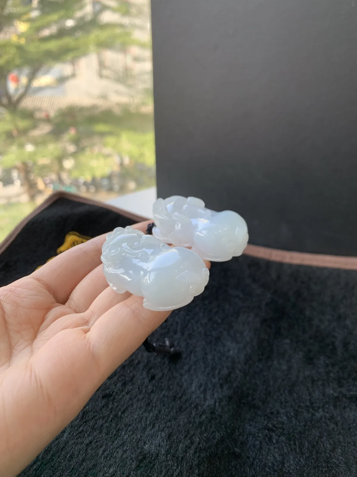 自然光实拍，翡翠A货大貔貅一对，玉质非常细腻，奶fufu的质感。尺寸48*23*15.5/49*24