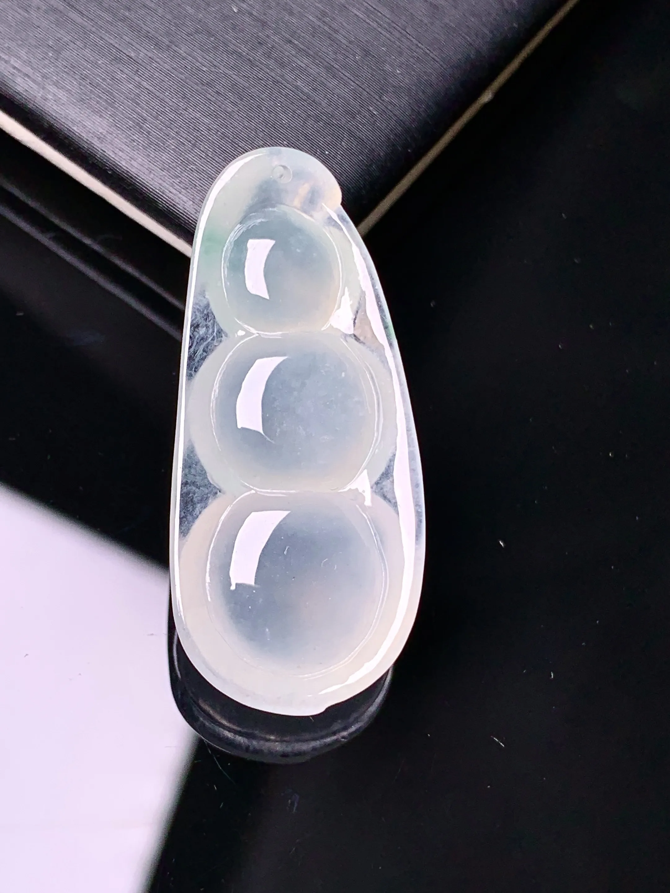 飘绿四季豆吊坠 玉质细腻 水润亮眼 色泽艳丽 整体尺寸32.5*14.2*6.8