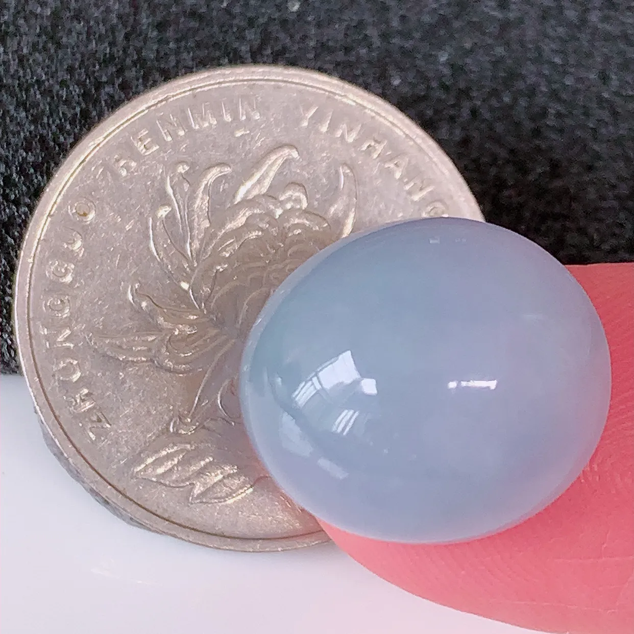 自然光实拍，大颗紫罗兰翡翠蛋面，戒面，紫罗兰时‮大尚‬方，款式经典，紫罗兰，佩戴优雅高贵上档次！#00.9尺寸17*14.5*9.6.mm