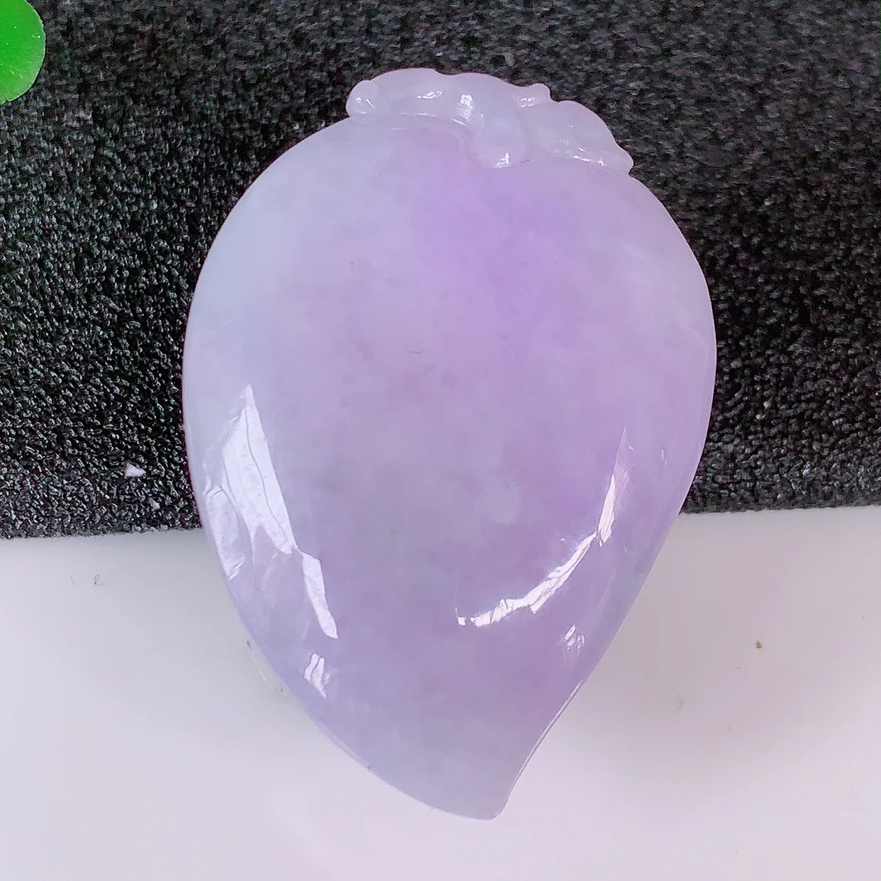 自然光实拍，冰润紫罗兰翡翠福寿桃吊坠，富贵吉祥，长命百岁，肥肥润润的福寿桃讨喜极了，造型精巧，非常别致 #05.9