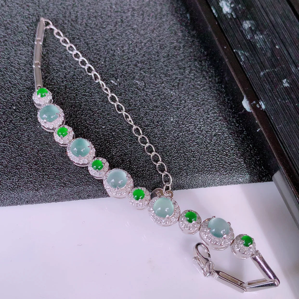 冰透满绿翡翠925银镶嵌手链，自然光实拍，翠色灵动，颜色漂亮，种老水足，品相佳，佩戴佳品！#97.9