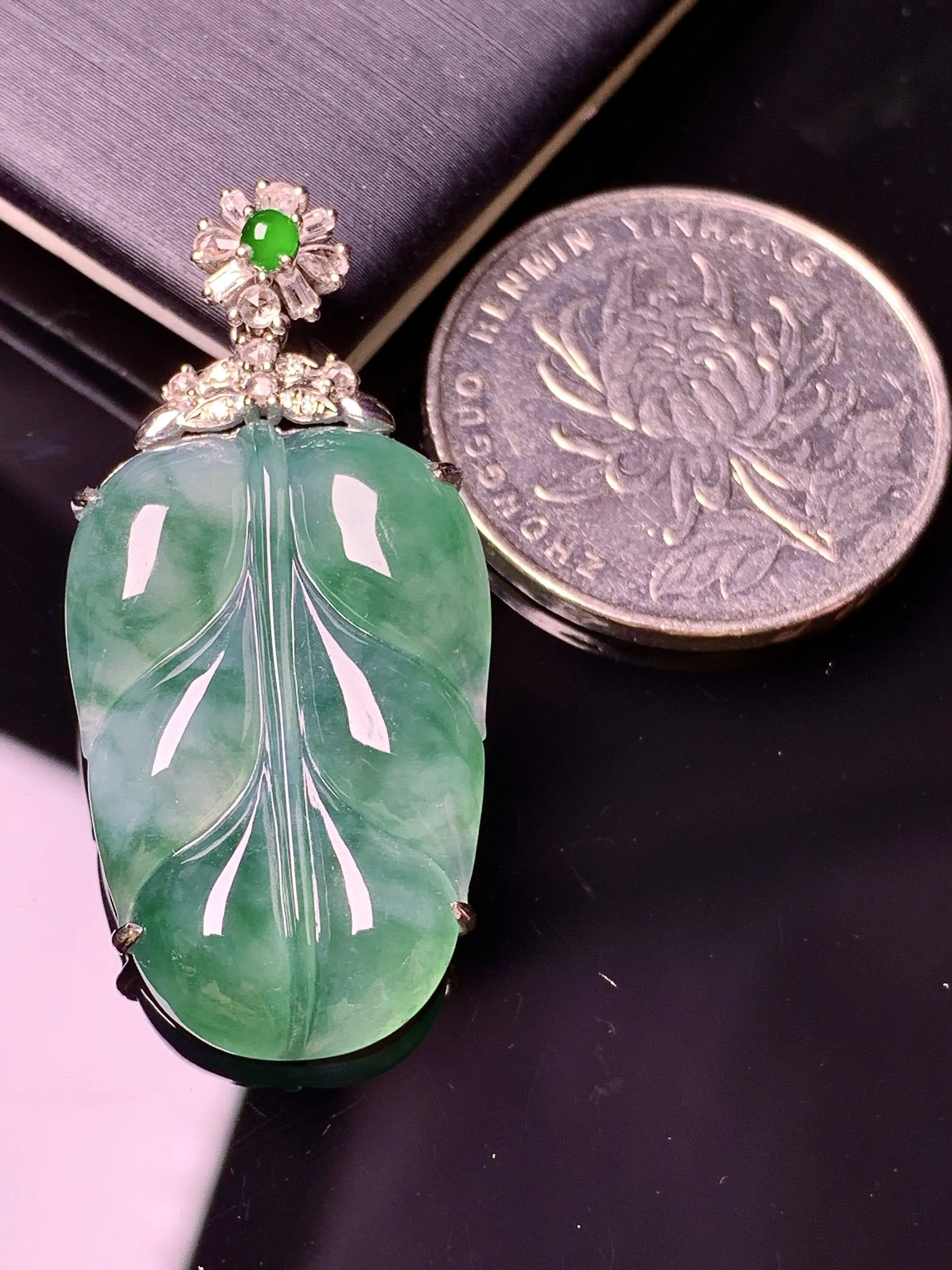 18k金钻镶嵌冰种飘绿树叶吊坠 玉质细腻 水润亮眼 色泽艳丽 整体尺寸37.6*17.8*5