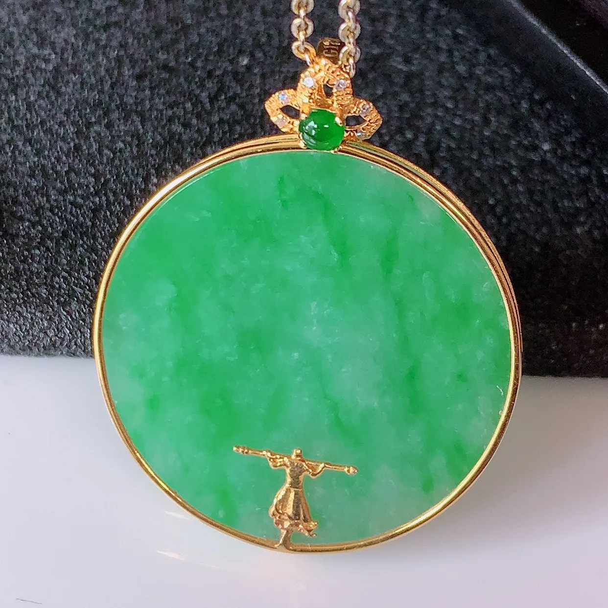 18K金镶嵌冰润飘绿翡翠平安无事牌吊坠，翡翠圆无事牌，平平安安，无事牌翠色灵动，佩戴平安时尚！#00