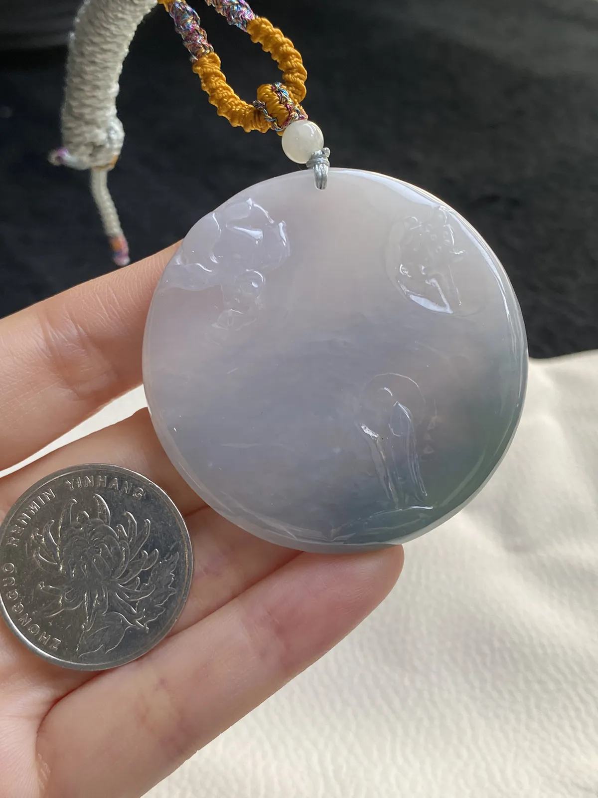 翡翠冰糯种白色山水牌，配珠未测