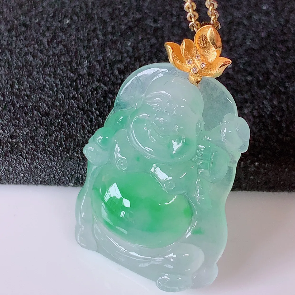 18K金镶嵌冰种飘绿翡翠逍遥布袋佛吊坠， 代代有钱，水足丰盈，盈满欢喜，配戴送礼佳品！#1.9整体32.5裸石26*18.8*5.8