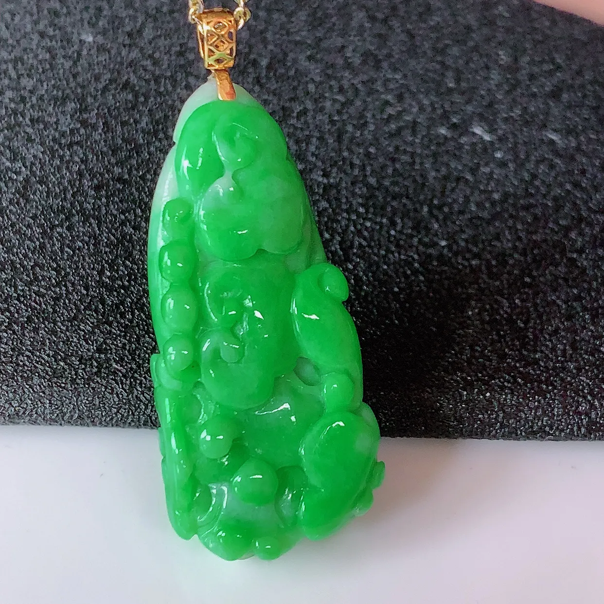 18K金镶嵌辣绿翡翠招百财白菜吊坠，百财聚来，财源滚滚，色泽鲜艳，精工水润的白菜，性价比高！#1.9整体40裸石35*15.5*9.5