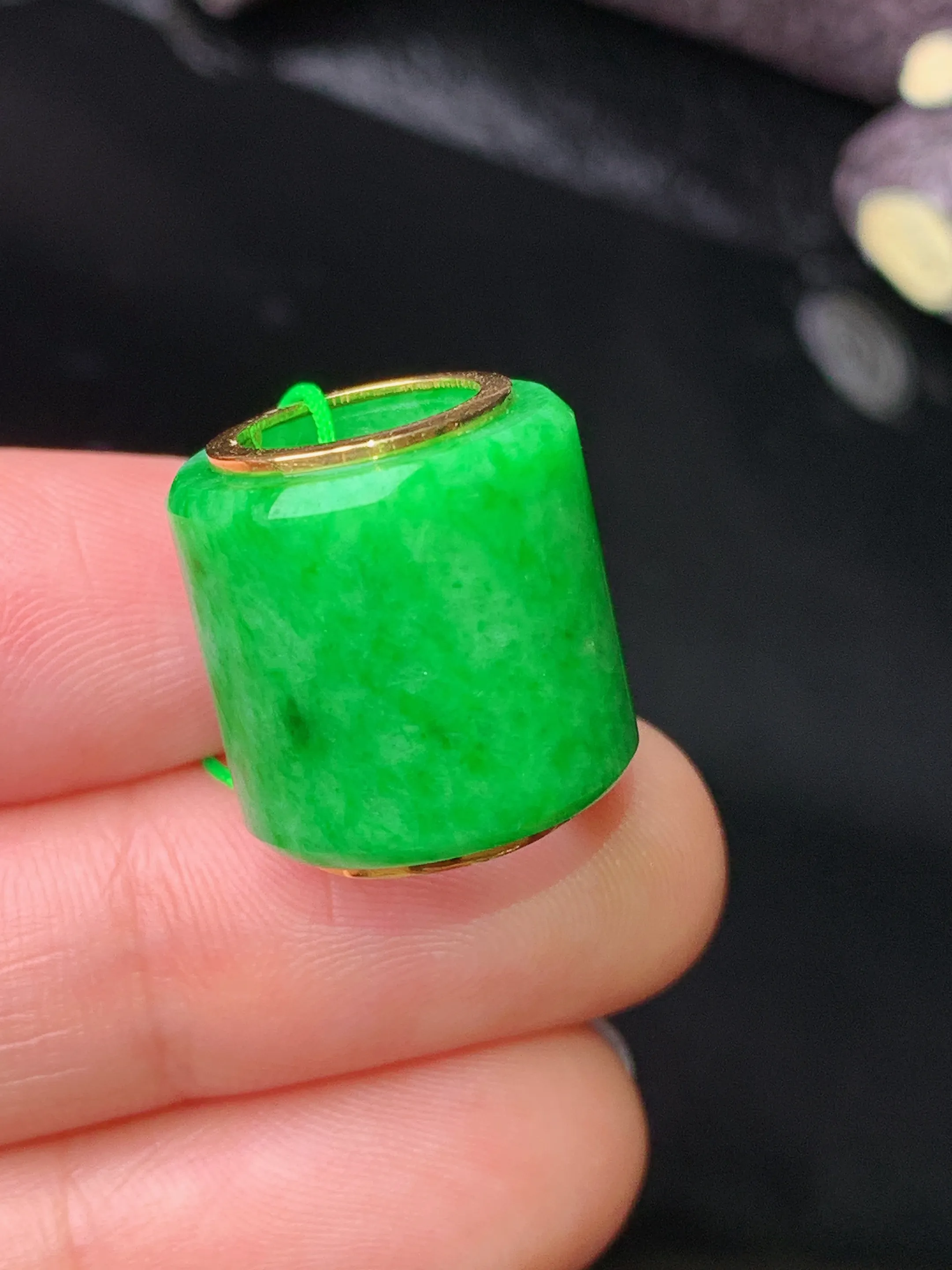 阳绿路路通吊坠，18k金镶嵌，冰润色阳，种老水足，Xu 尺寸16.2*15.5