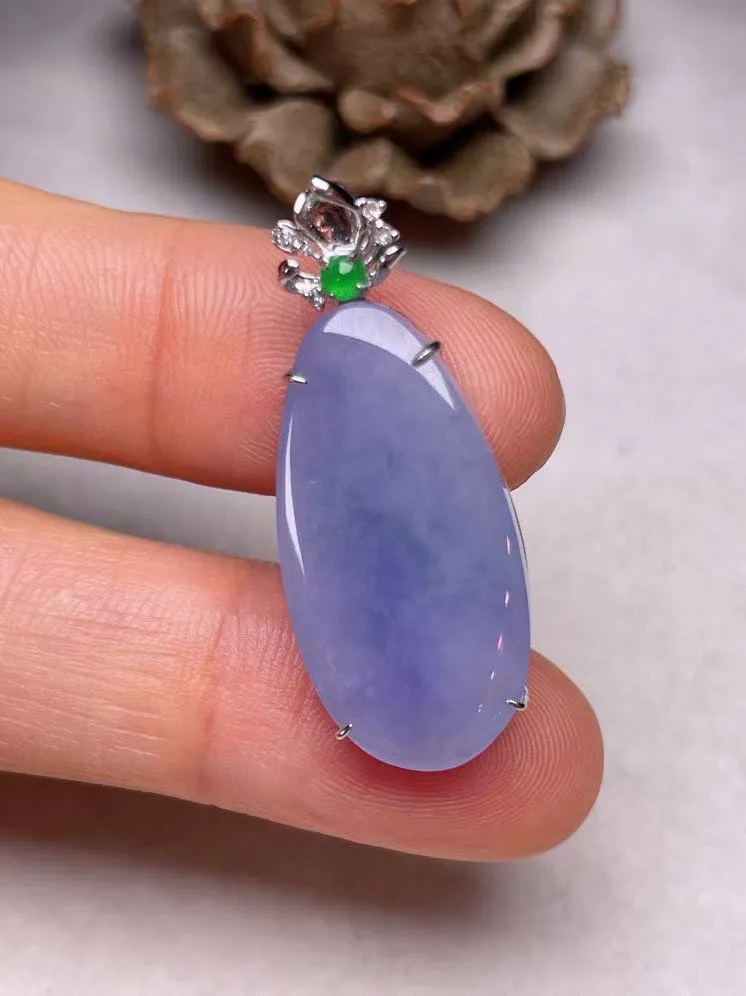 冰糯种紫罗兰平安无事牌吊坠、真金真钻镶嵌，种水好，玉质细腻 .裸石尺寸 26.2*12.9