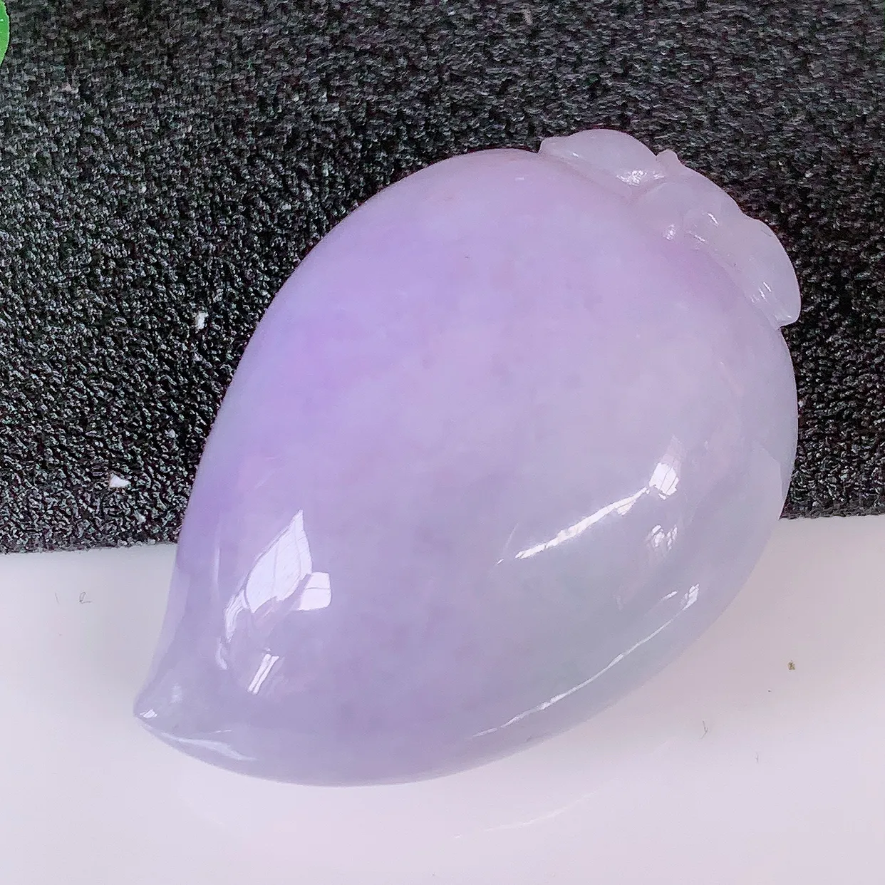 自然光实拍，冰润紫罗兰翡翠福寿桃吊坠，富贵吉祥，长命百岁，肥肥润润的福寿桃讨喜极了，造型精巧，非常别致 #05.9