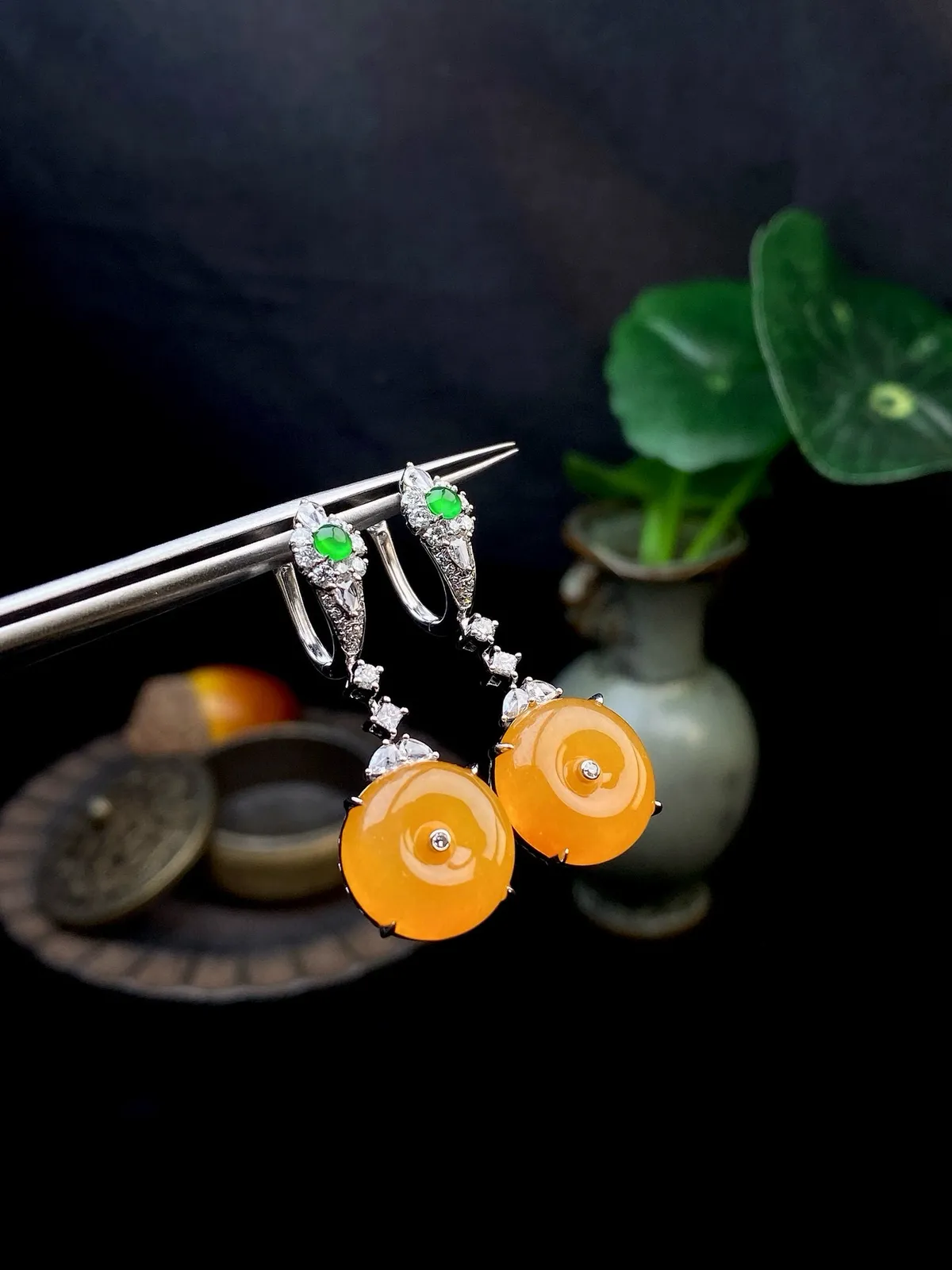 【冰种黄翡平安扣耳坠】质地细腻，种水上乘，纯净通透，收藏品质，18k金钻豪华镶嵌，裸石尺寸12*4毫