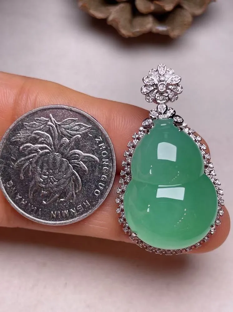 冰种淡绿葫芦吊坠、真金真钻镶嵌，种水好，玉质细腻 .裸石尺寸  18.3*12.8